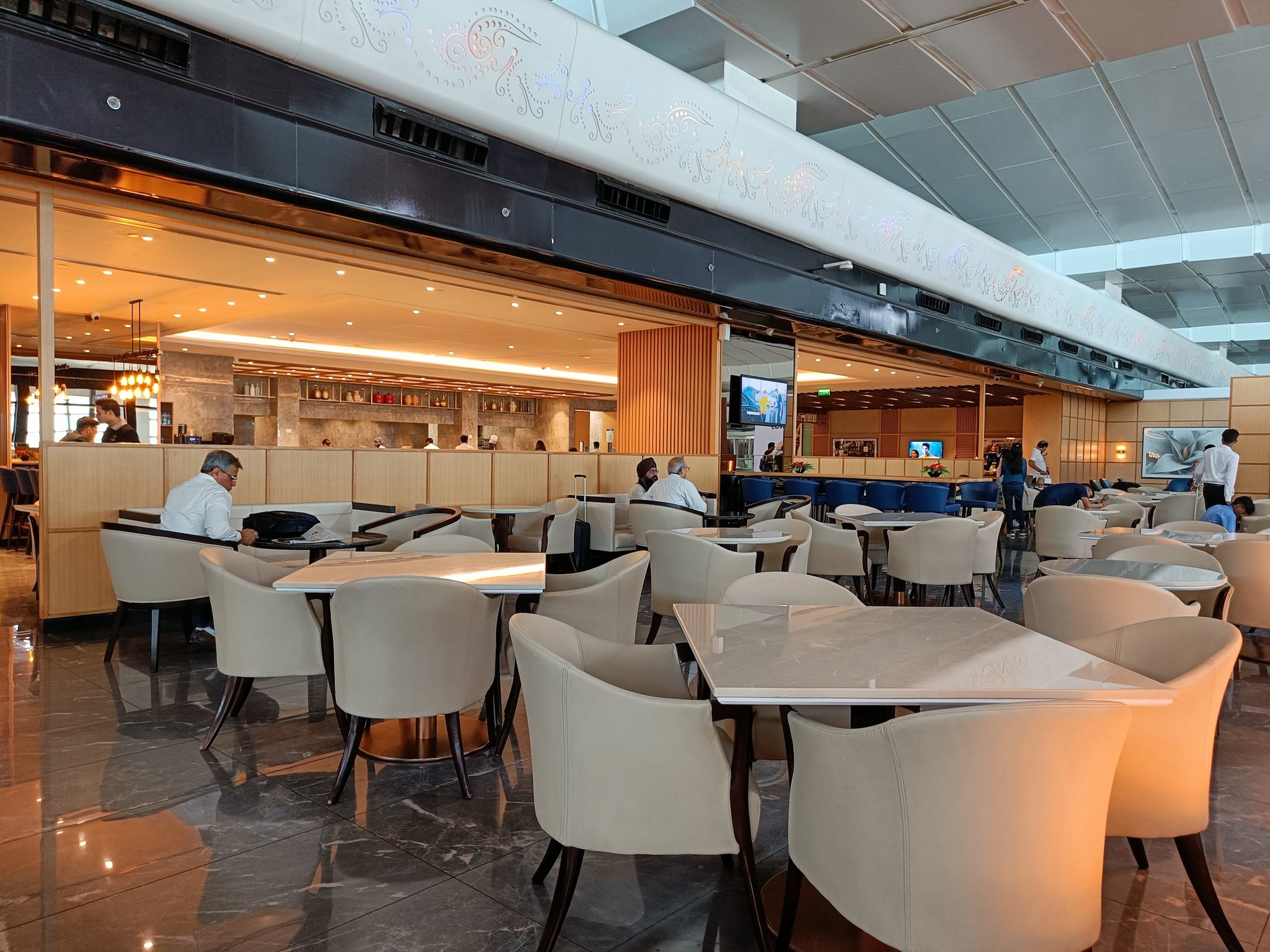 #2 of 5 images of Encalm Lounge