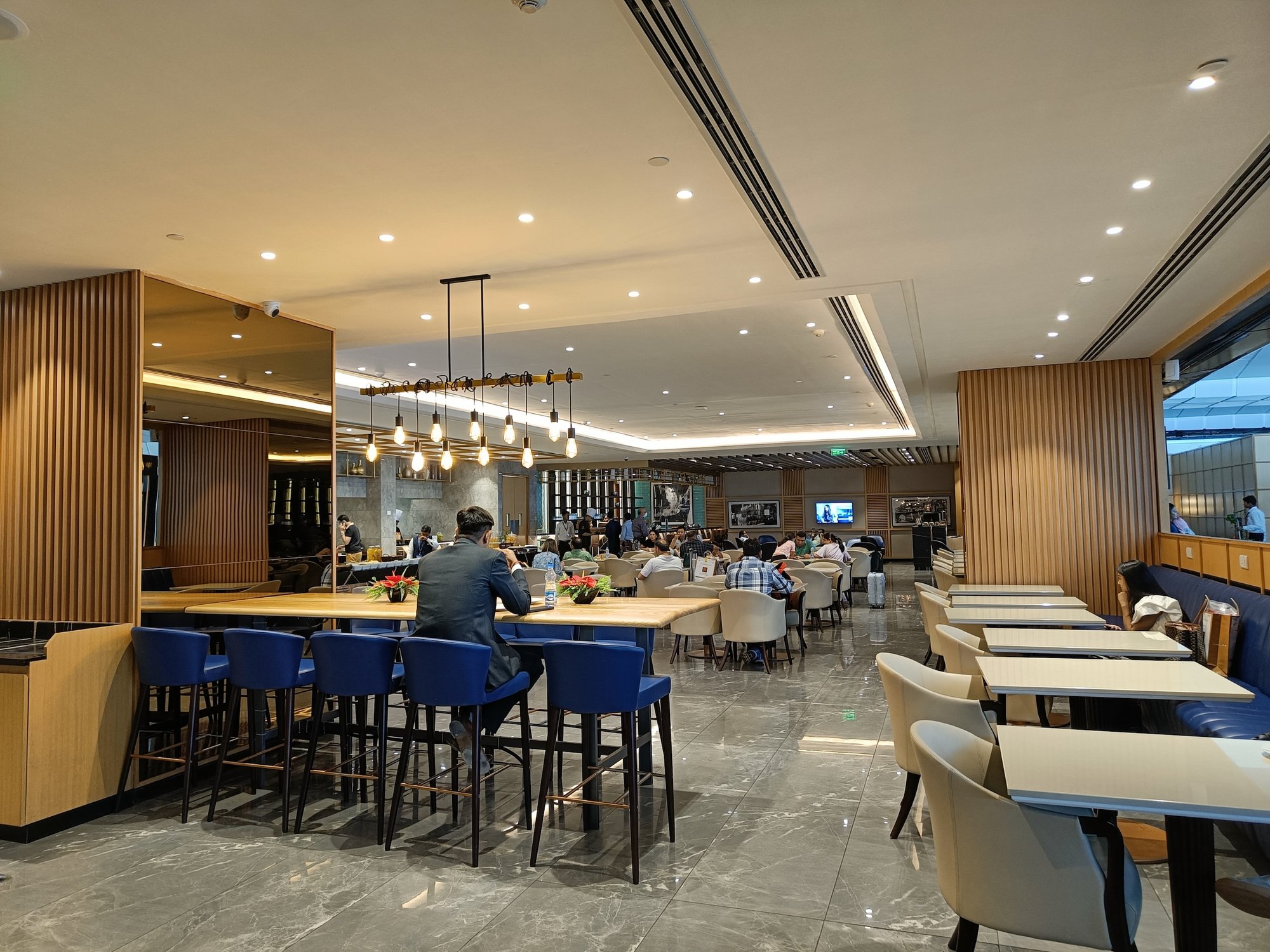 #3 of 5 images of Encalm Lounge