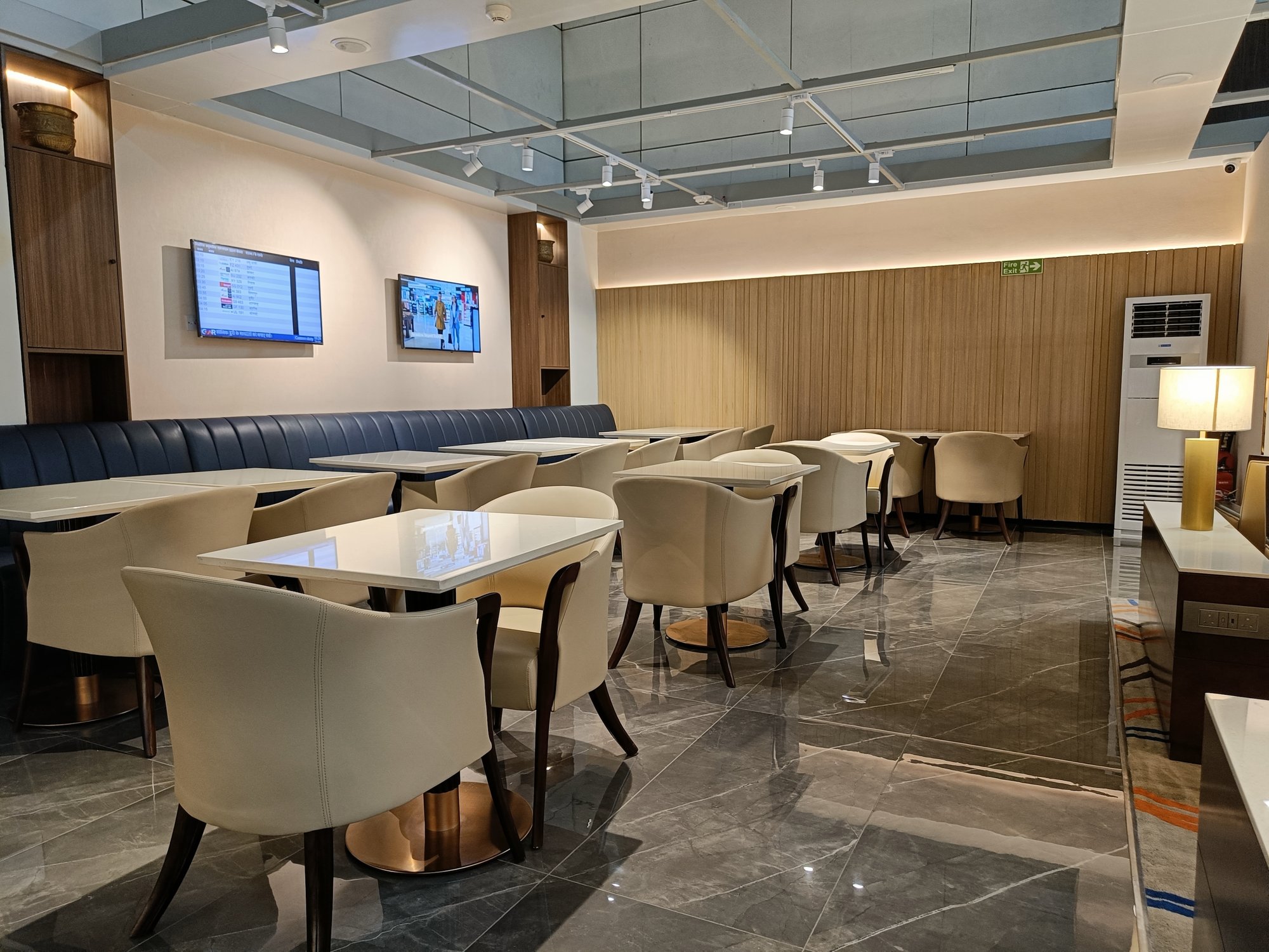 #3 of 5 images of Encalm Lounge