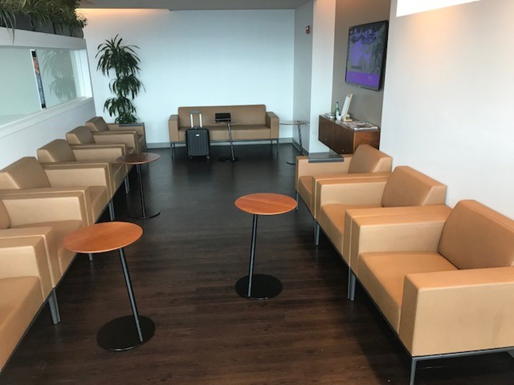 #1 of 5 images of Wingtips Lounge (Temporarily Closed)