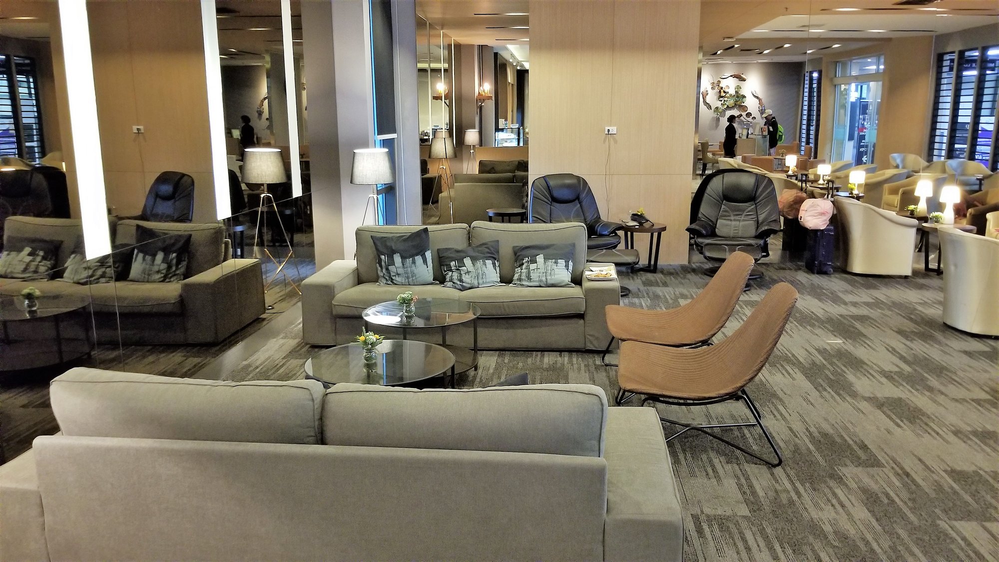 #4 of 5 images of Miracle Lounge