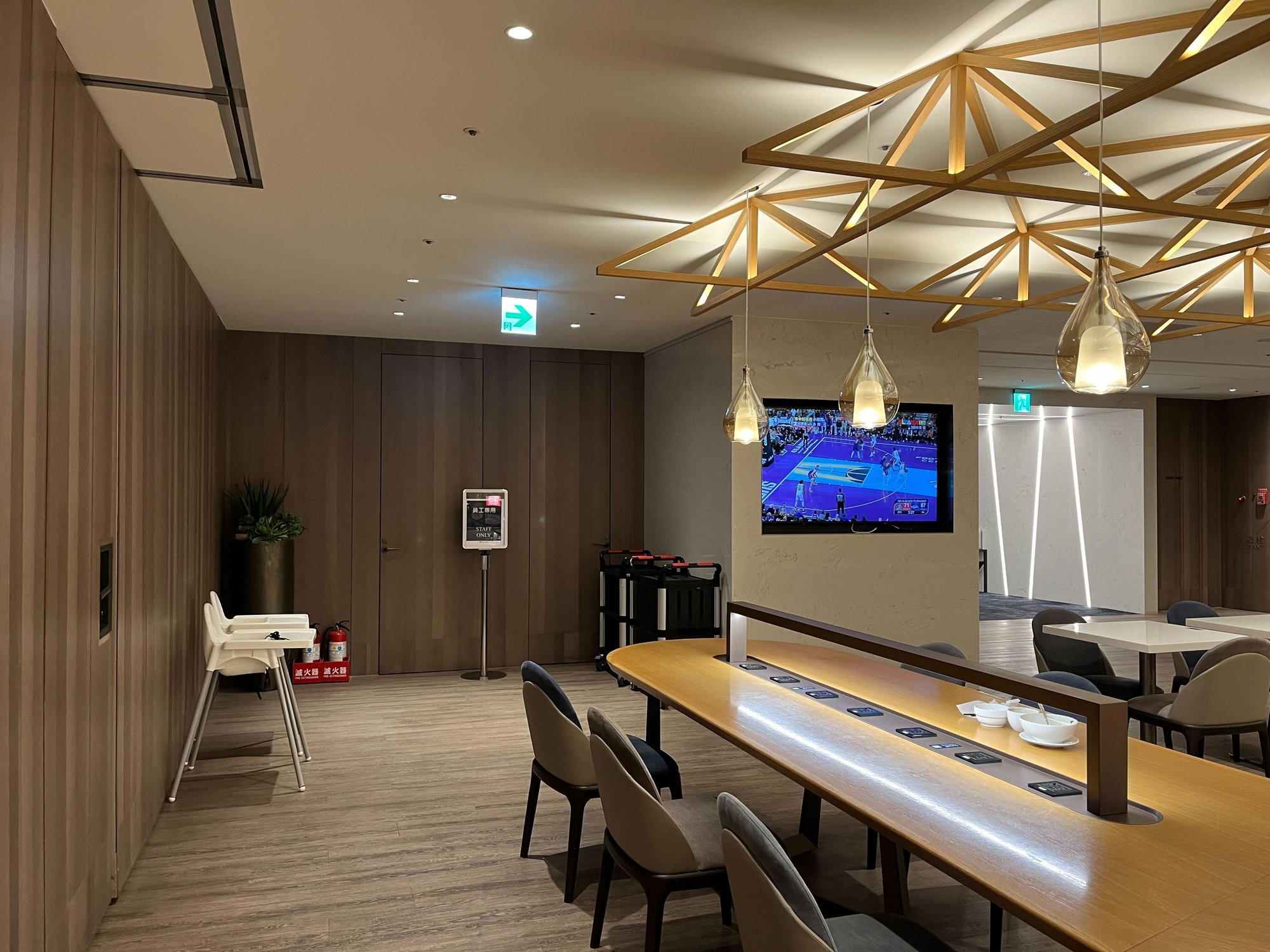 #2 of 5 images of Oriental Club Lounge