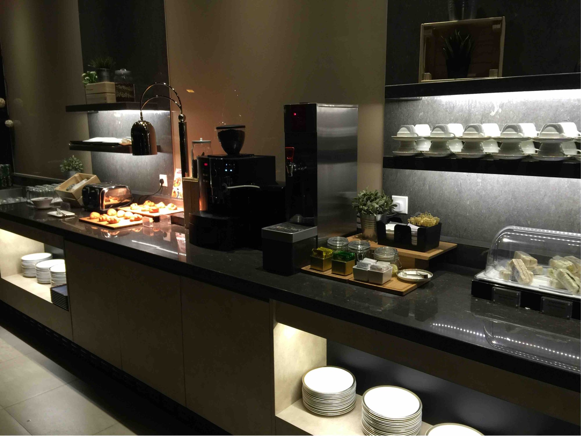 #5 of 5 images of No. 77 China Eastern Lounge