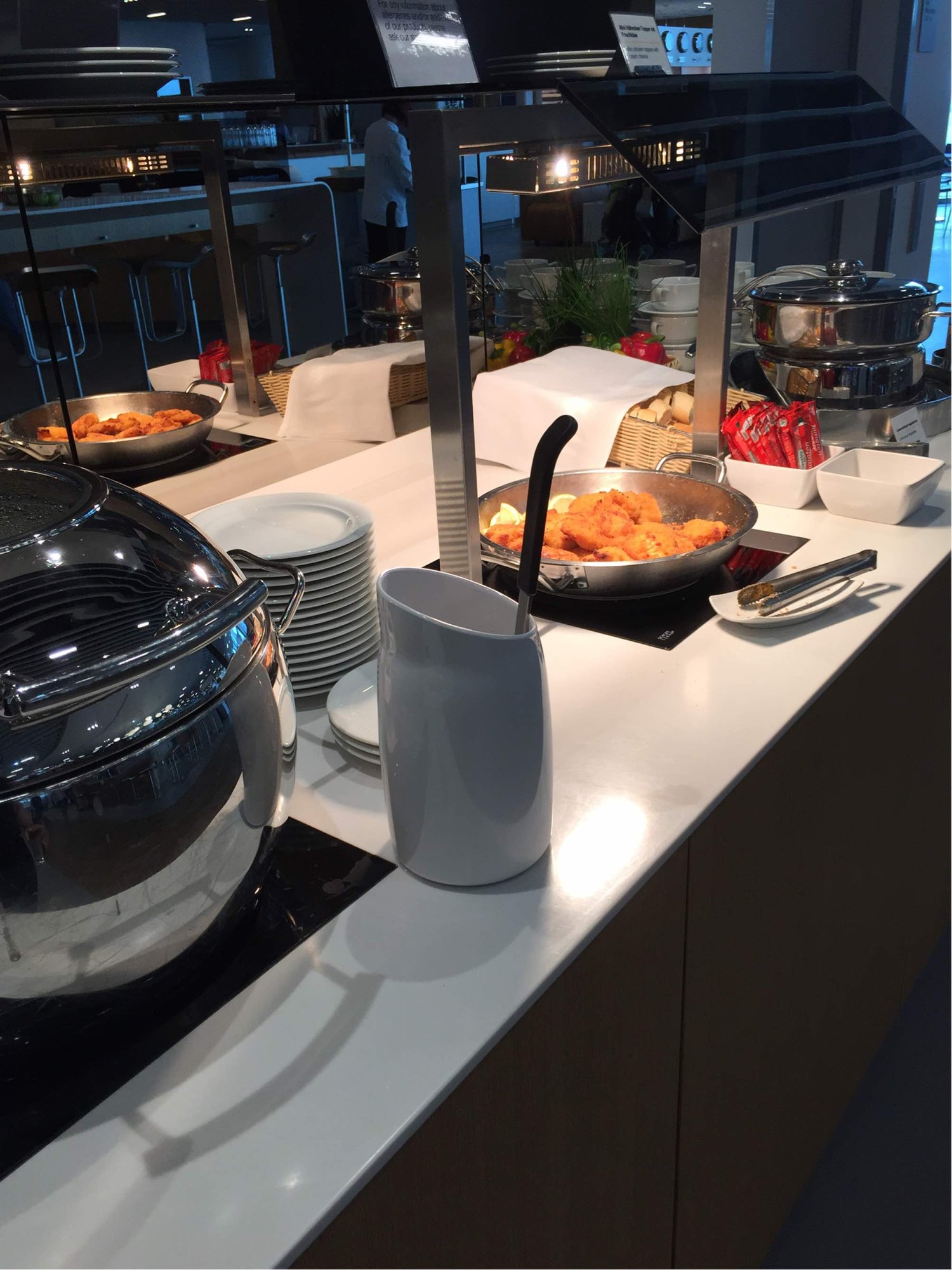 #4 of 5 images of Lufthansa Business Lounge (Non-Schengen) (Temporarily Closed)