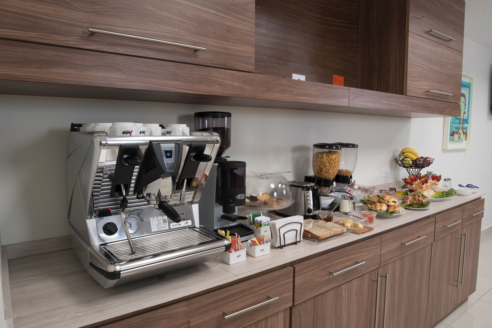 #4 of 5 images of OMA Premium Lounge