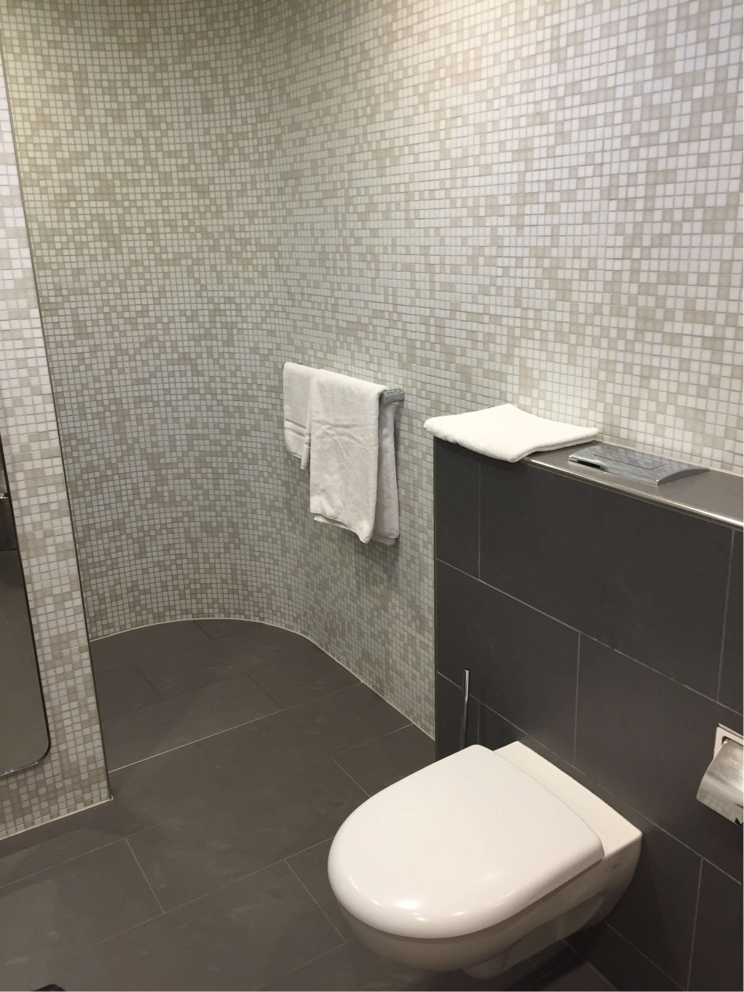 #2 of 5 images of Lufthansa Business Lounge (Non-Schengen) (Temporarily Closed)
