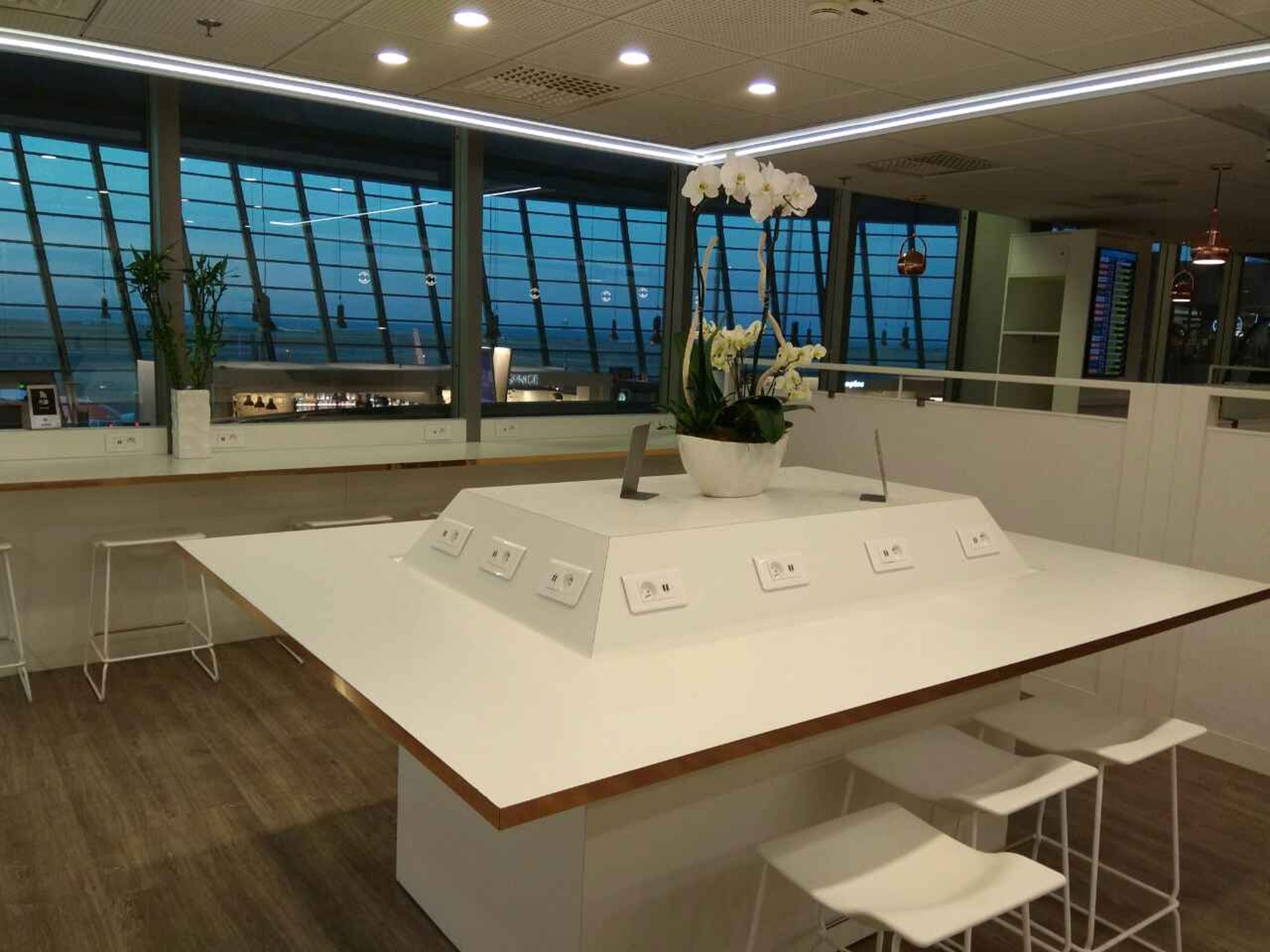 #3 of 5 images of The Infinity Lounge