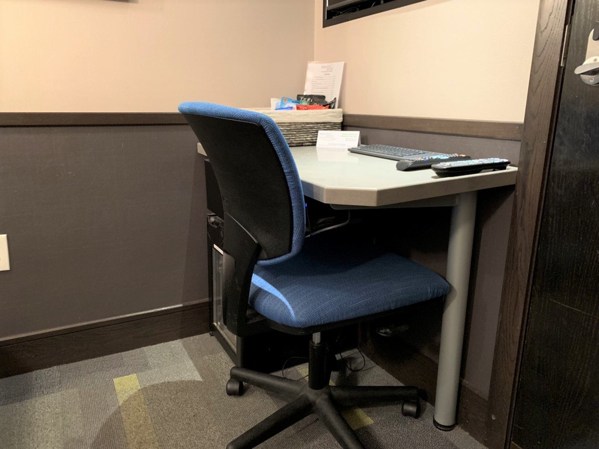 #3 of 5 images of Minute Suites (Main Atrium)