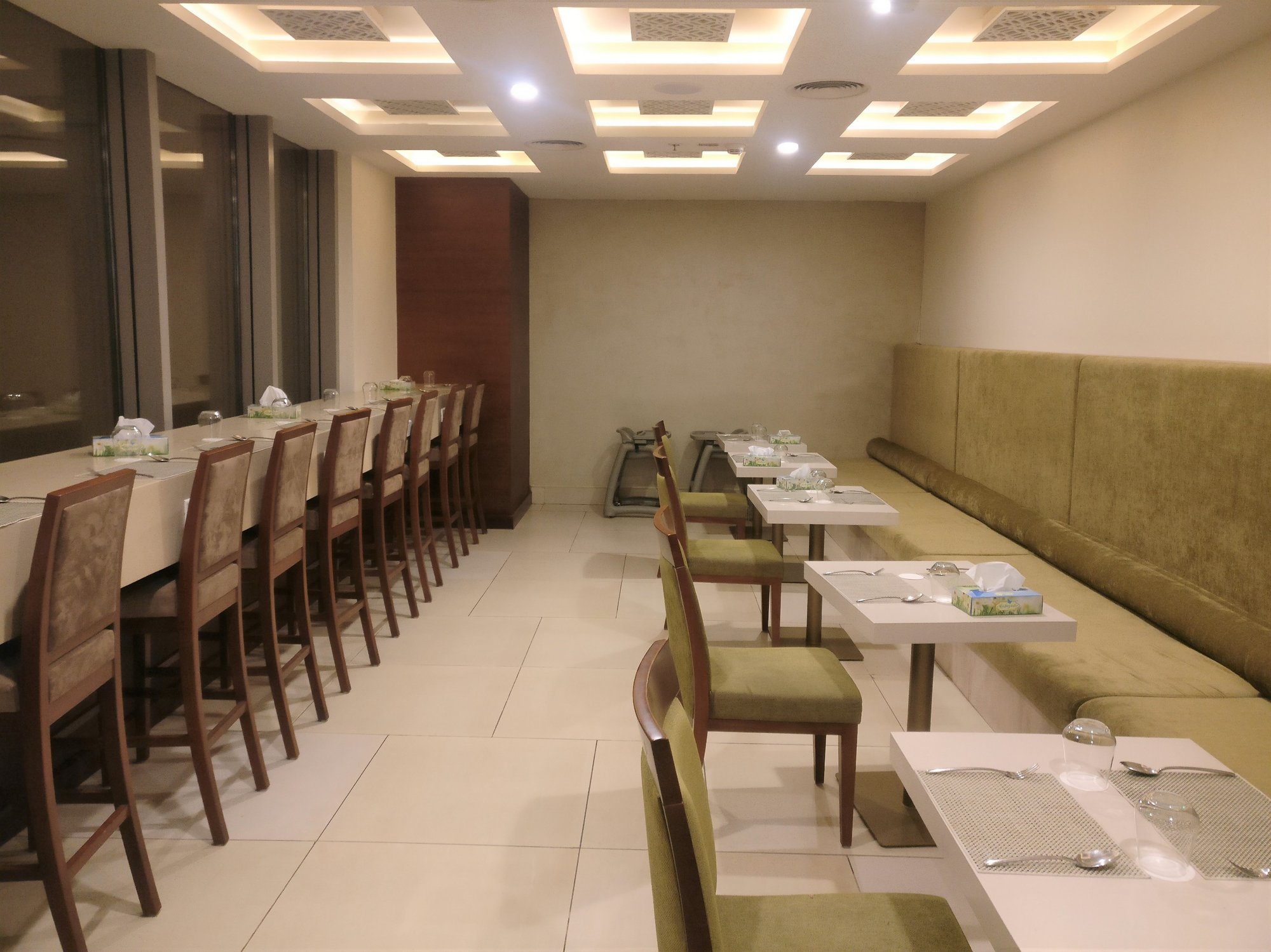 #5 of 5 images of Earth Lounge