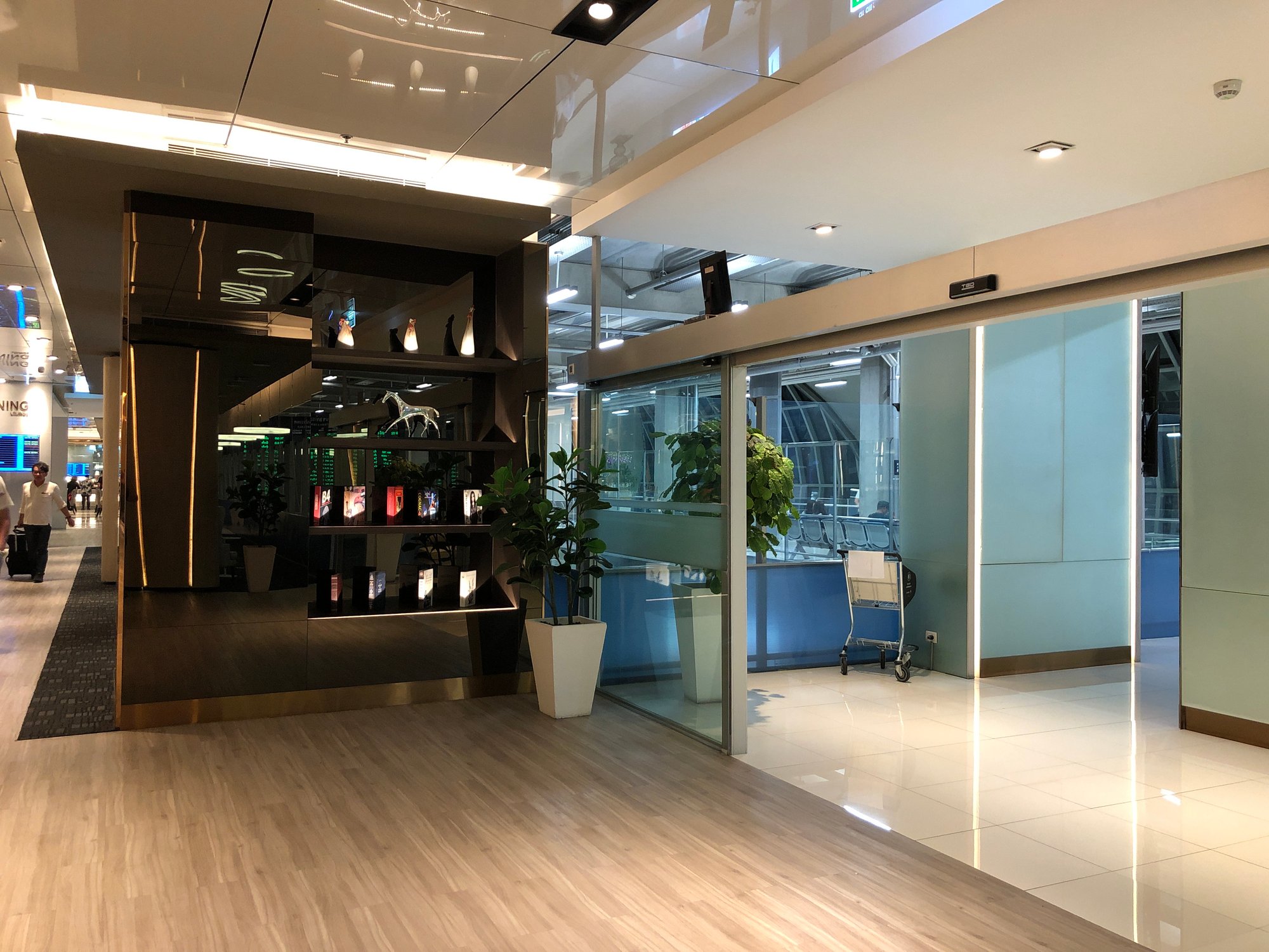 #5 of 5 images of Miracle First Class Lounge