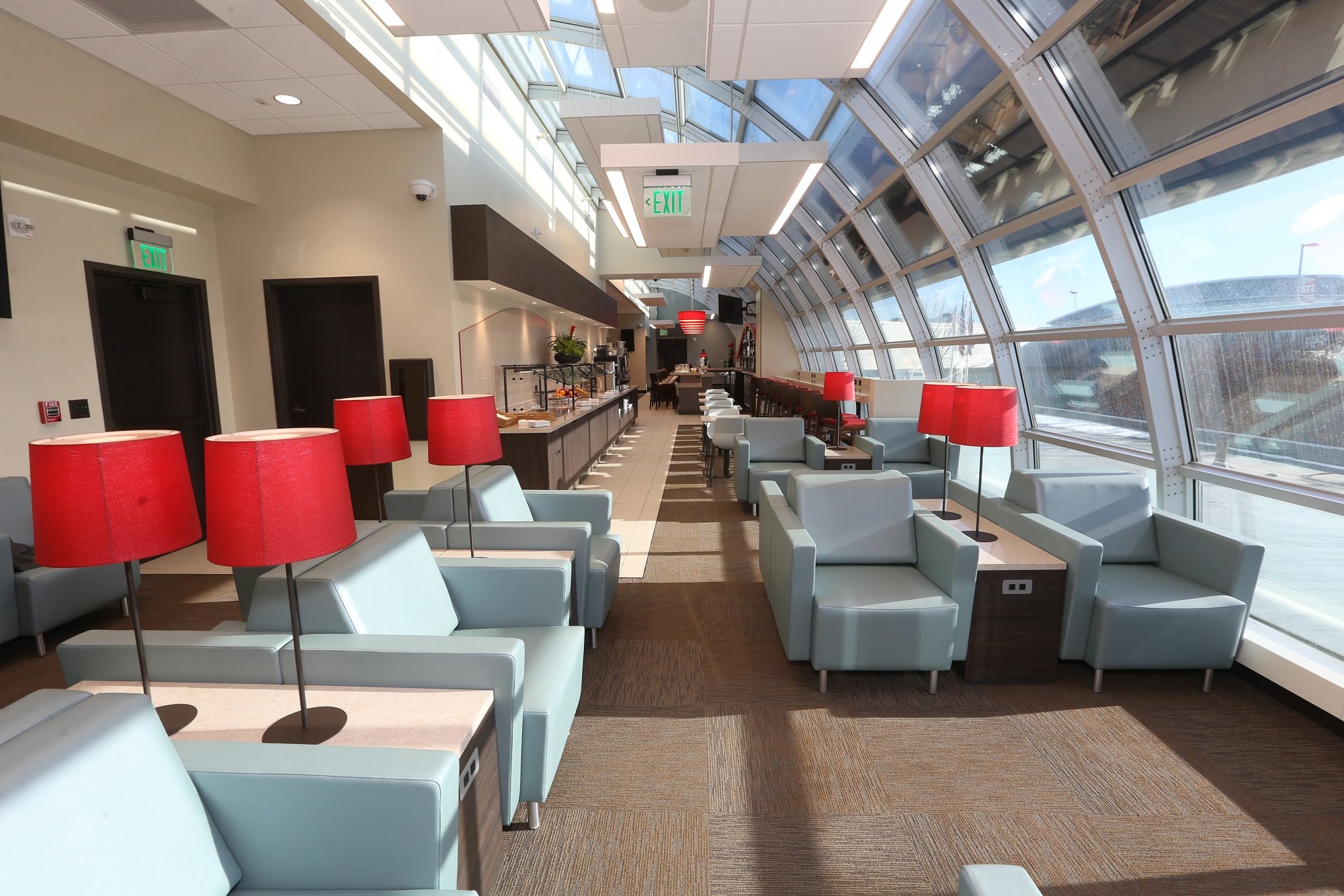 #3 of 5 images of Wingtips Lounge