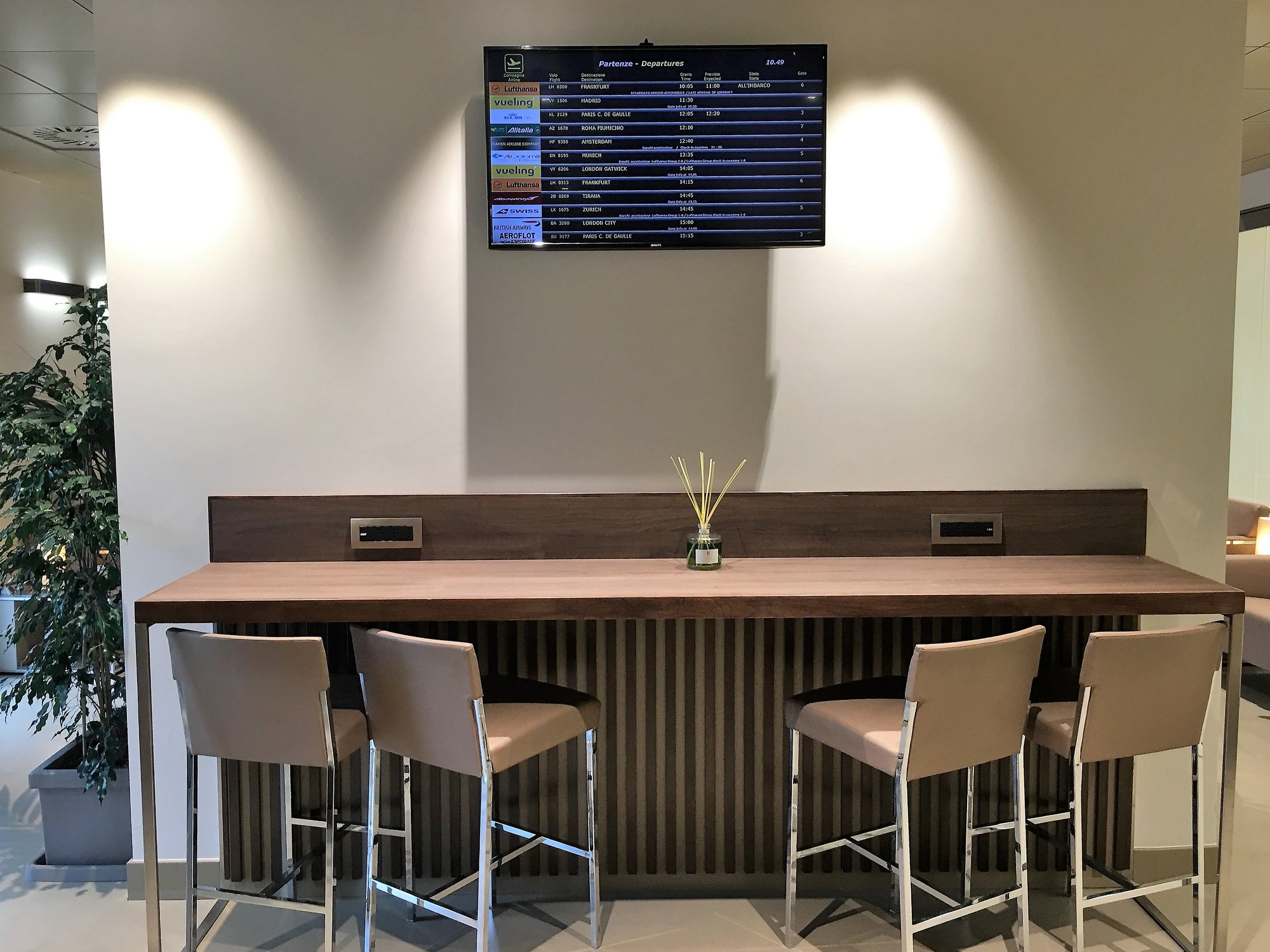 #3 of 5 images of VIP Club Lounge