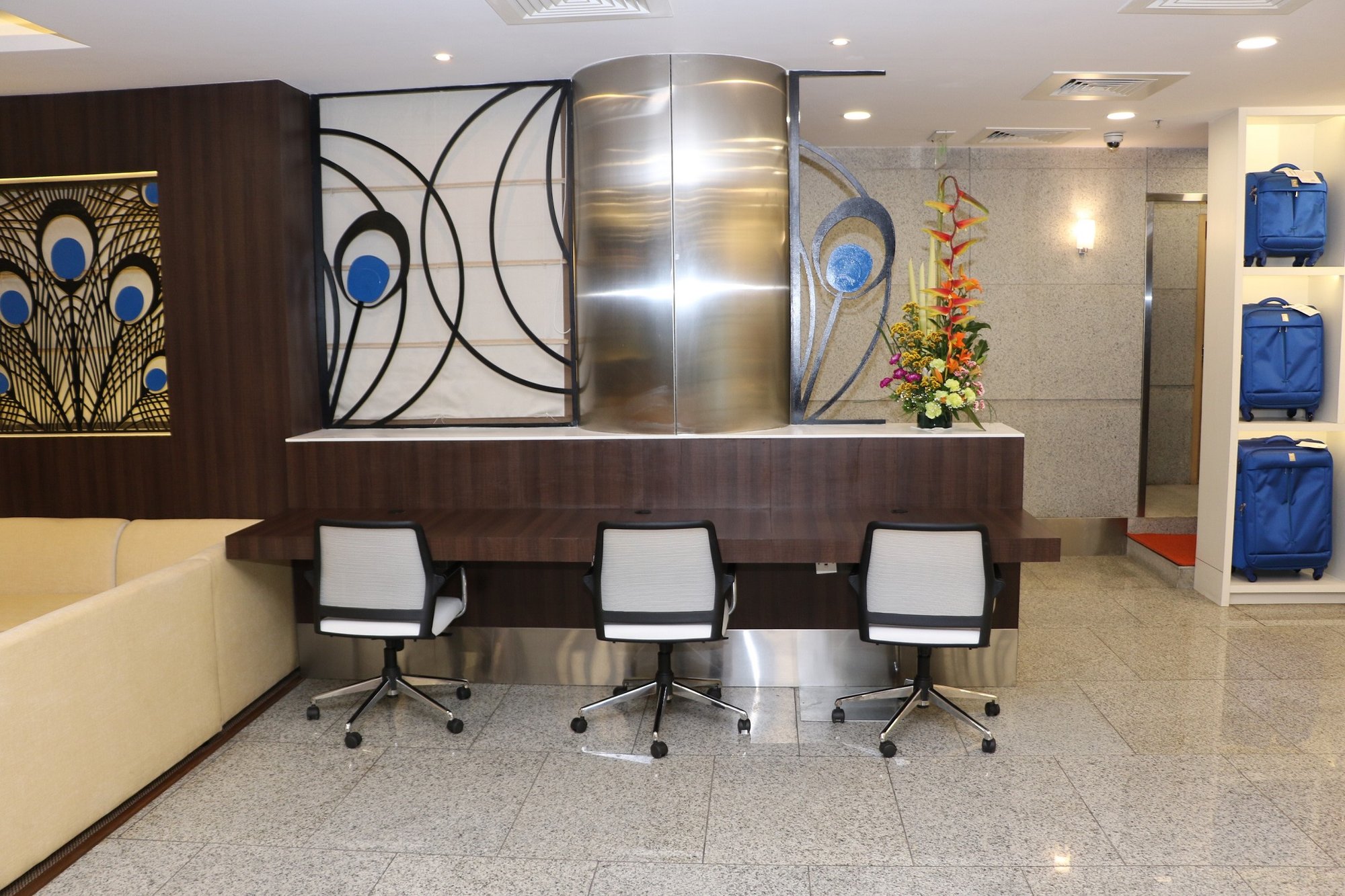 #4 of 5 images of Aviserv Lounge (West)