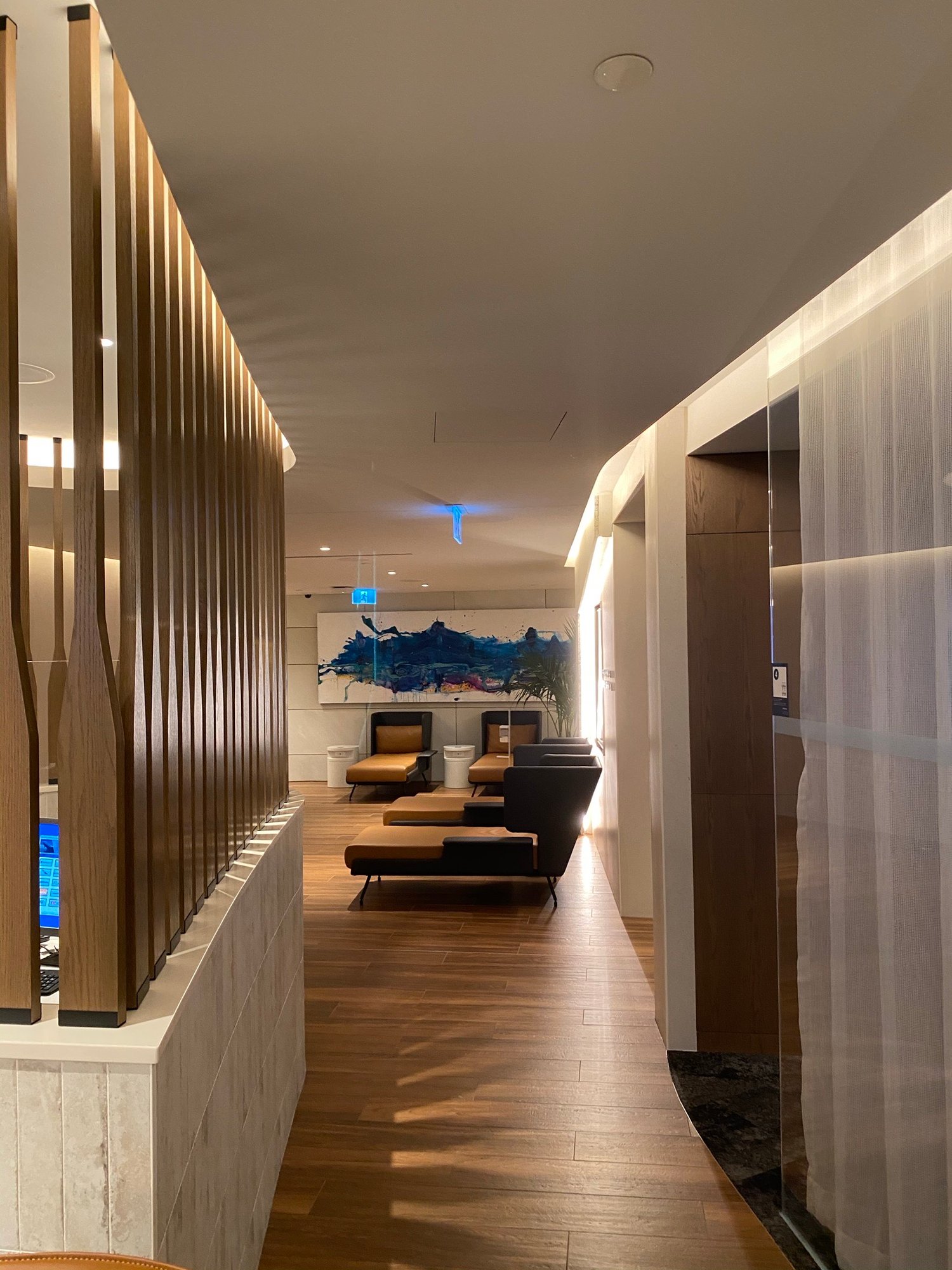 #2 of 5 images of WestJet Elevation Lounge