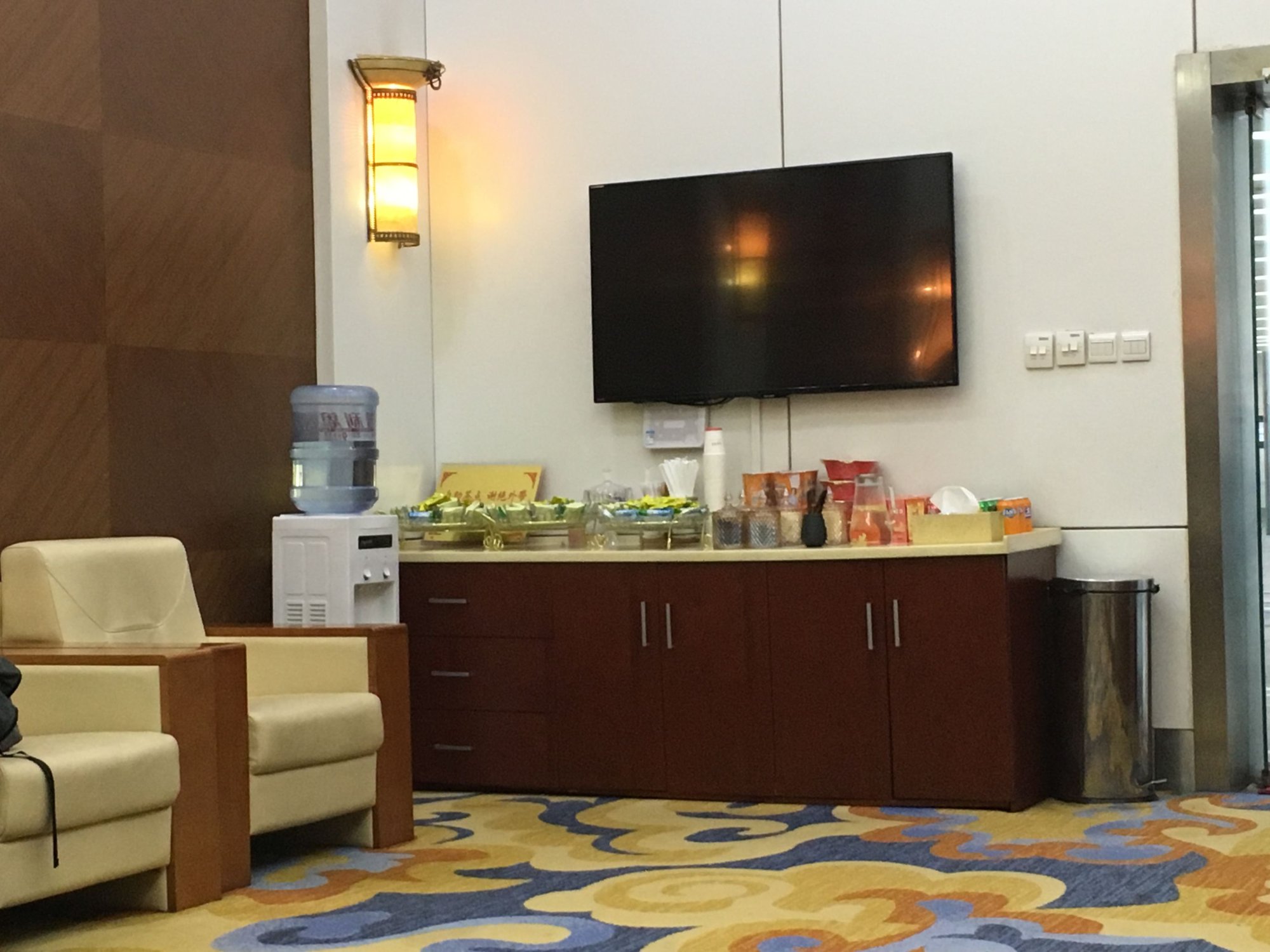 #2 of 5 images of First Class Lounge 7
