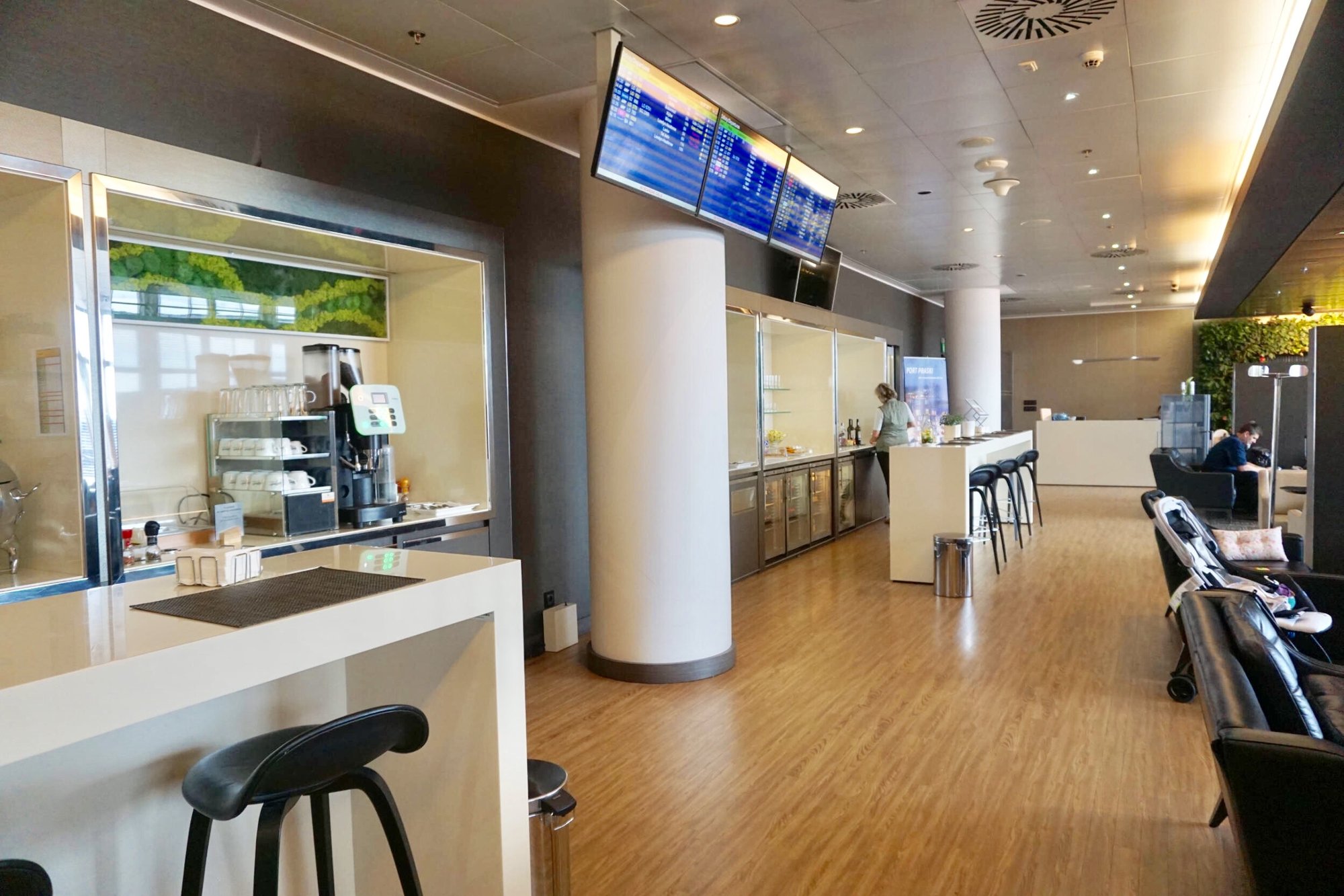 エグゼクティブ・ラウンジ - ボレロ｜ワルシャワ・ショパン空港 | Amex