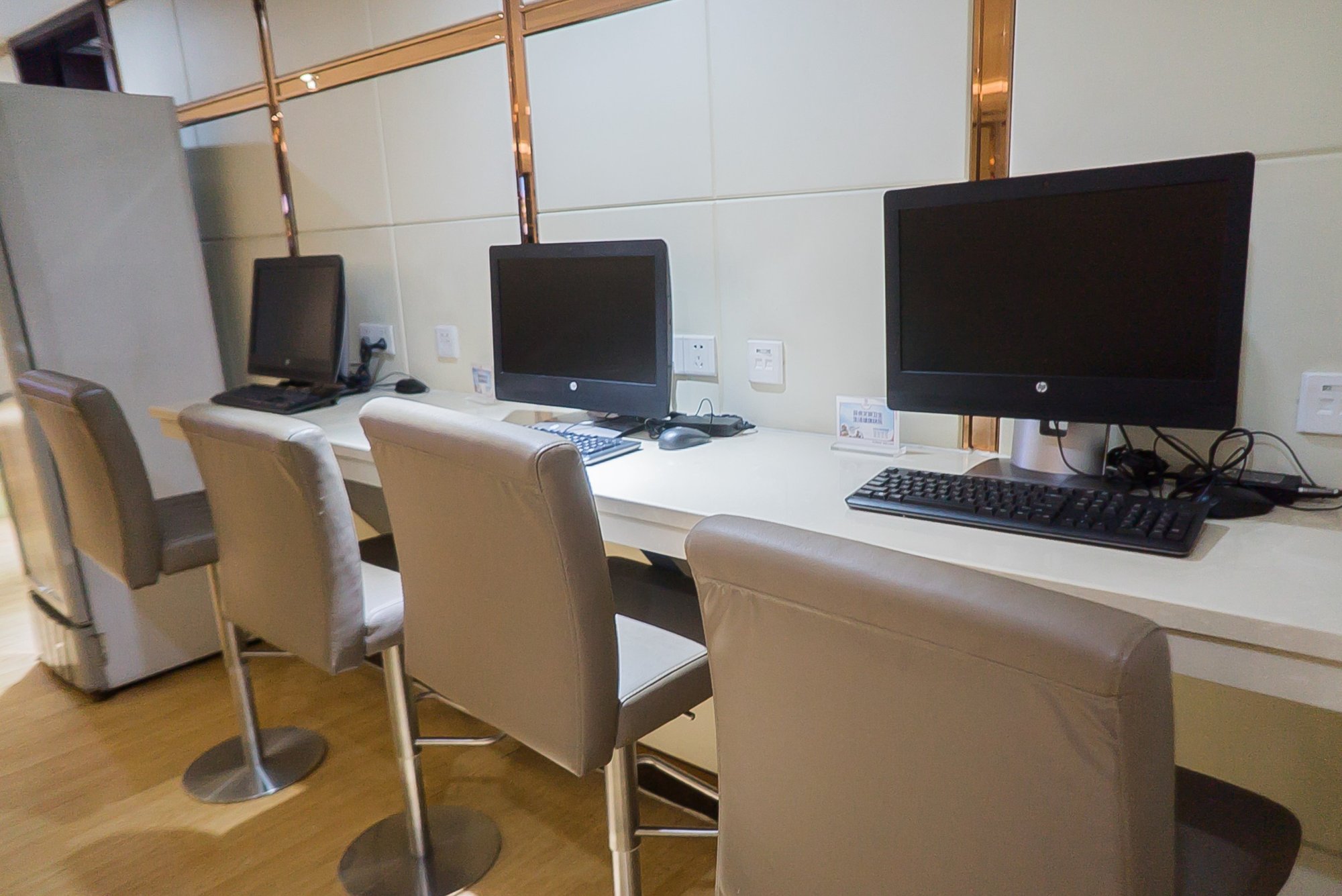 #3 of 5 images of Lucky Air Lounge