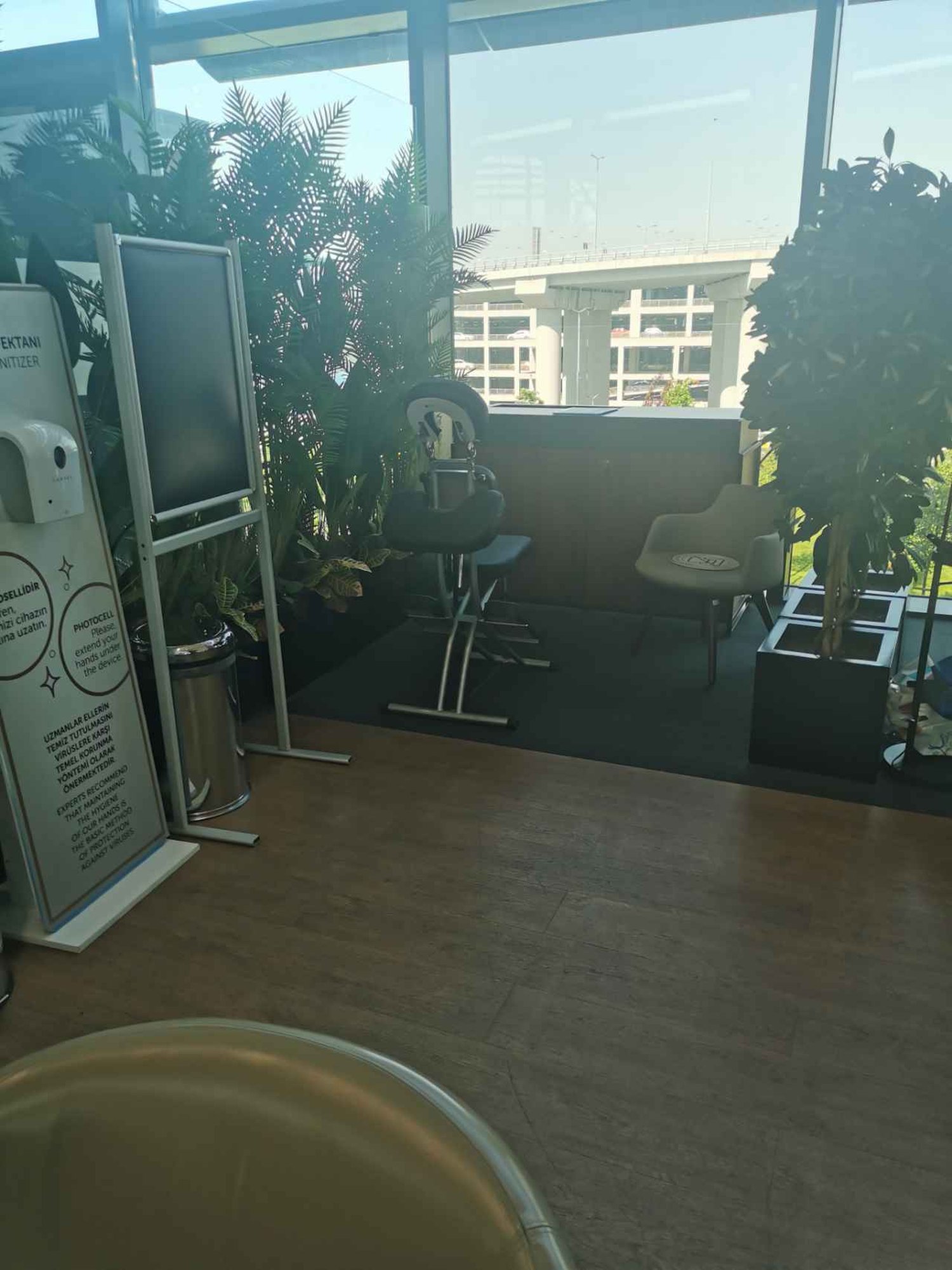 #5 of 5 images of IGA Lounge