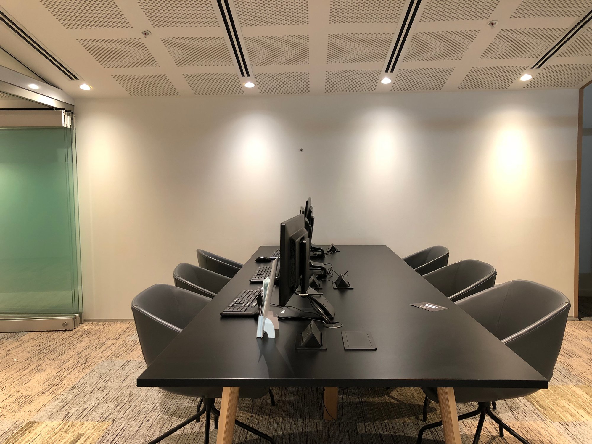 #2 of 5 images of Strata Lounge