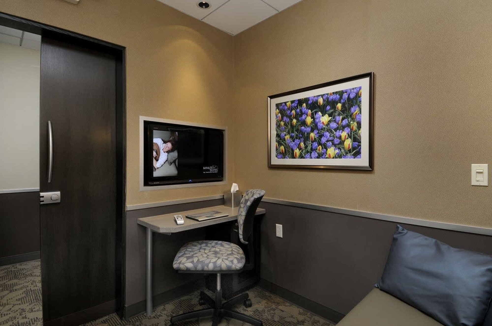 #1 of 2 images of Minute Suites (Concourse D/E Connector) (Temporarily Closed)