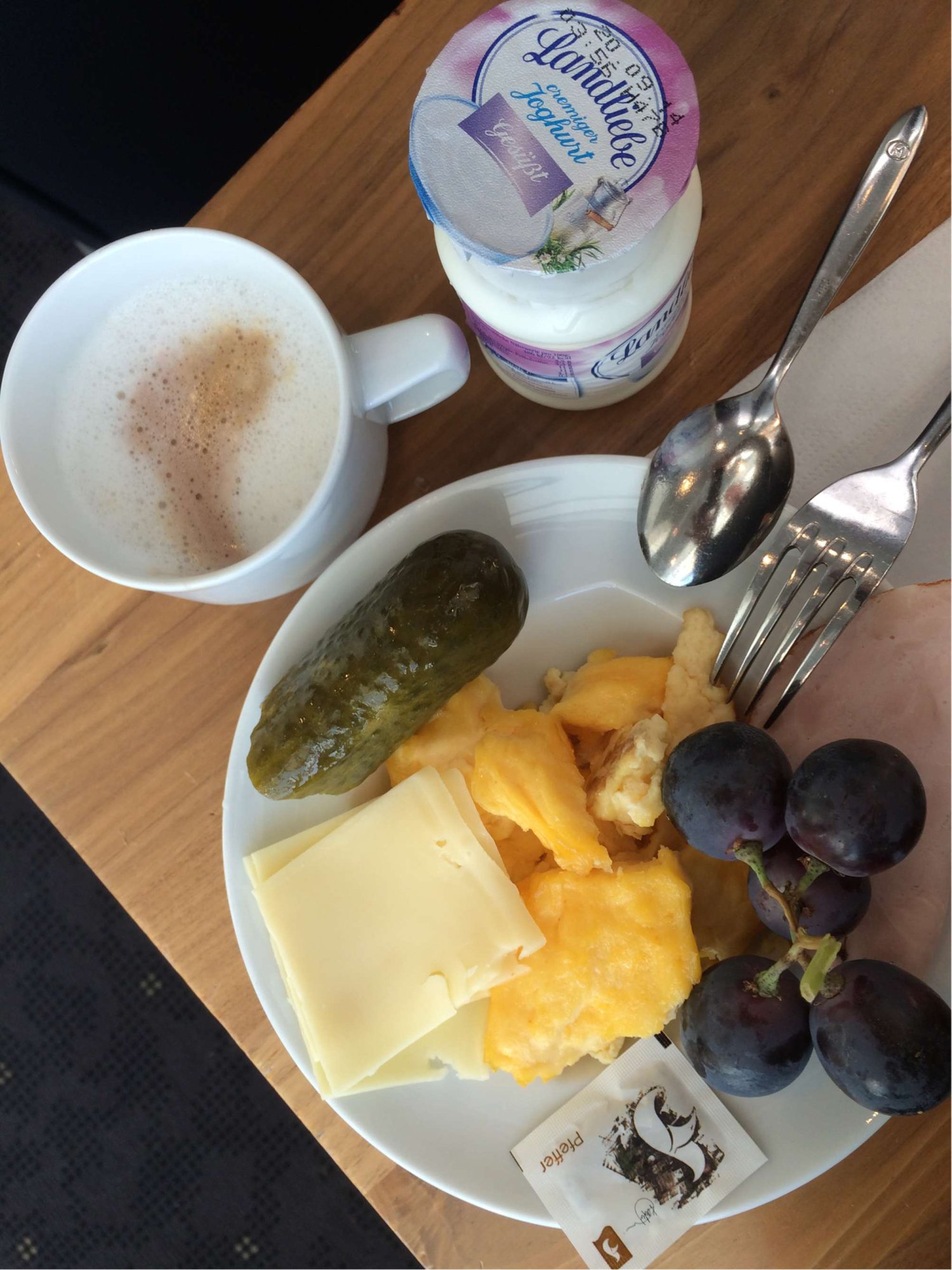 #4 of 5 images of Lufthansa Senator Lounge (Non-Schengen, Gate C15) (Temporarily Closed)