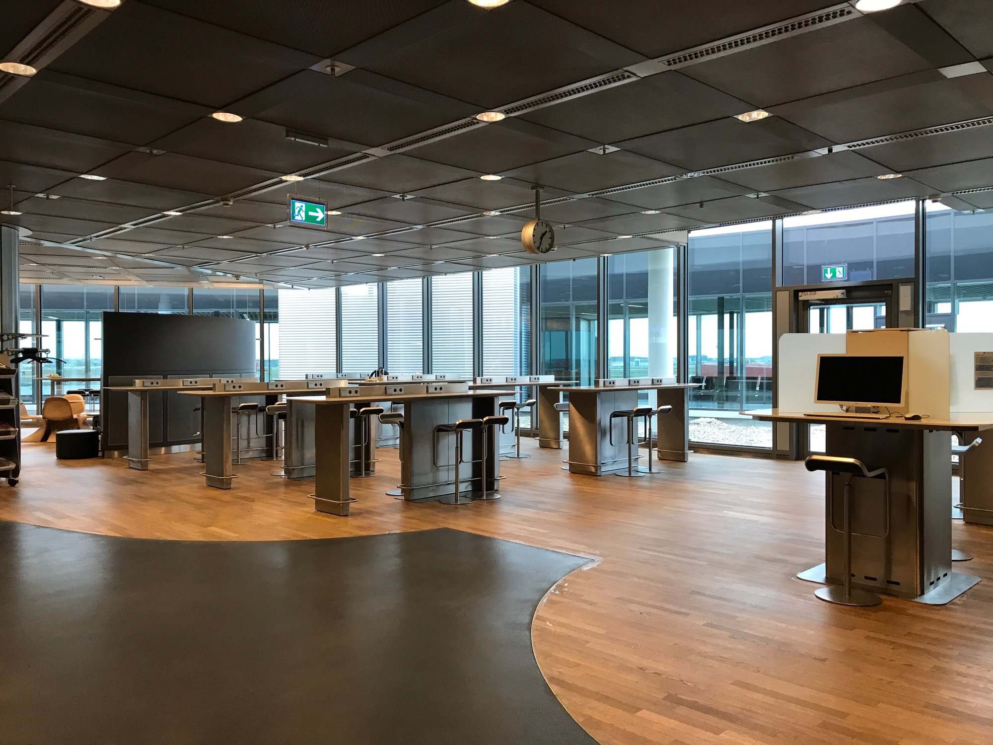 #4 of 5 images of Lufthansa Business Lounge (Non-Schengen, Gates B44-B48)