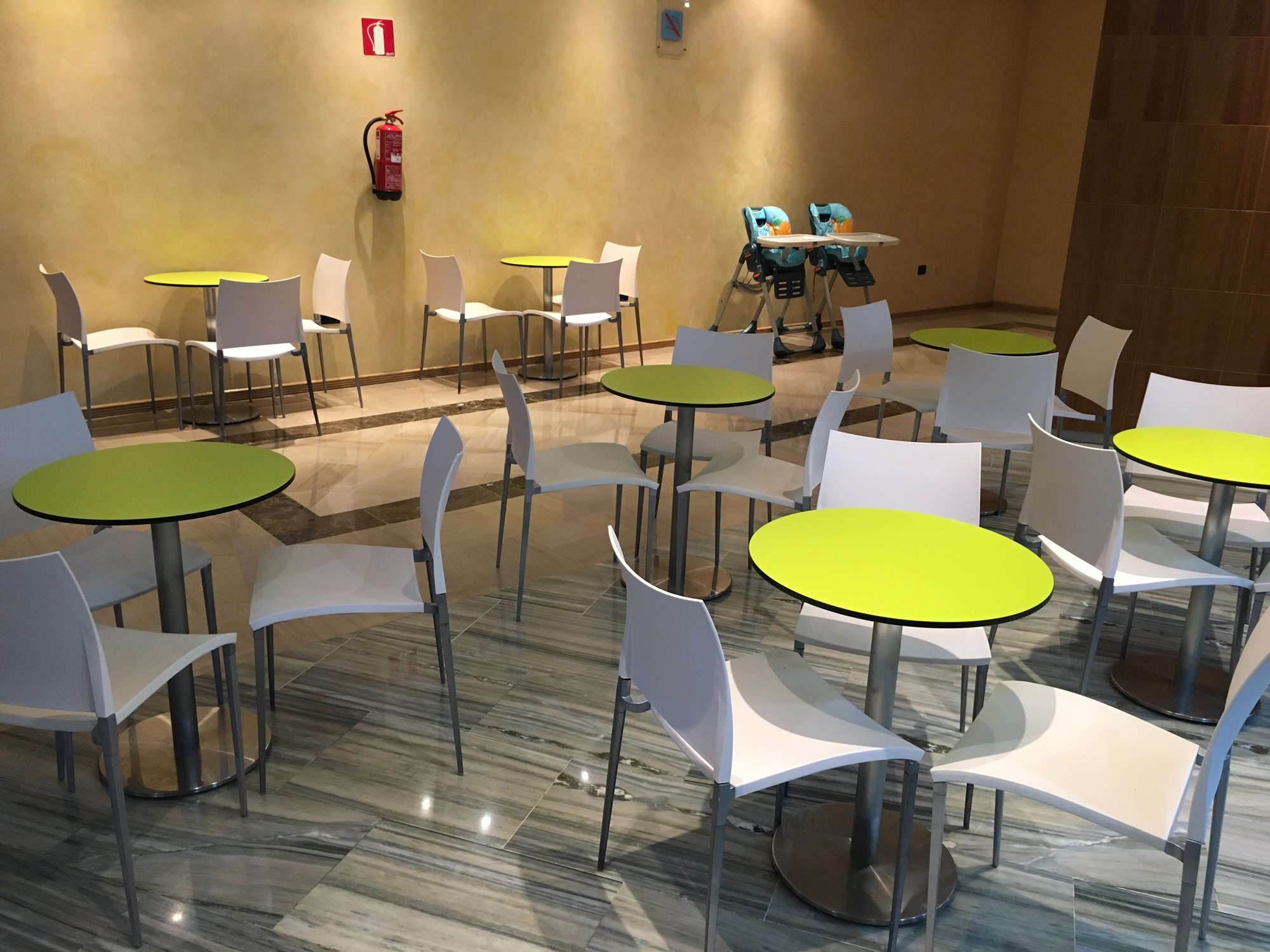 #2 of 5 images of Sala Montana Roja