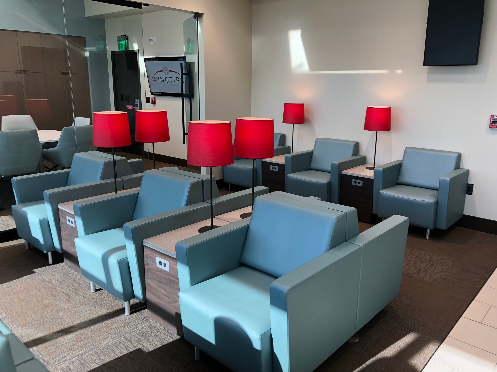 #4 of 5 images of Wingtips Lounge