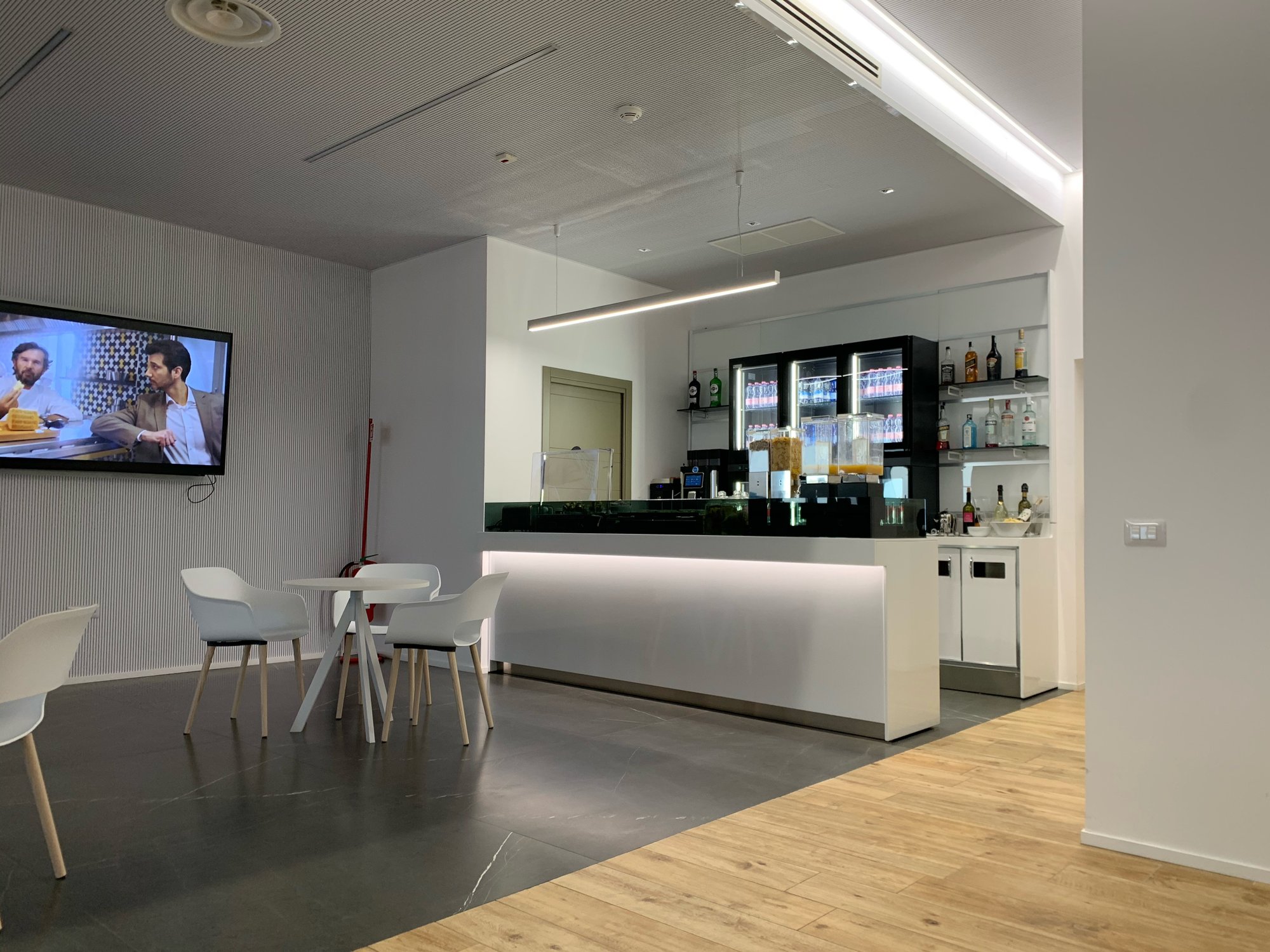 #2 of 2 images of Prima Vista Cagliari Lounge