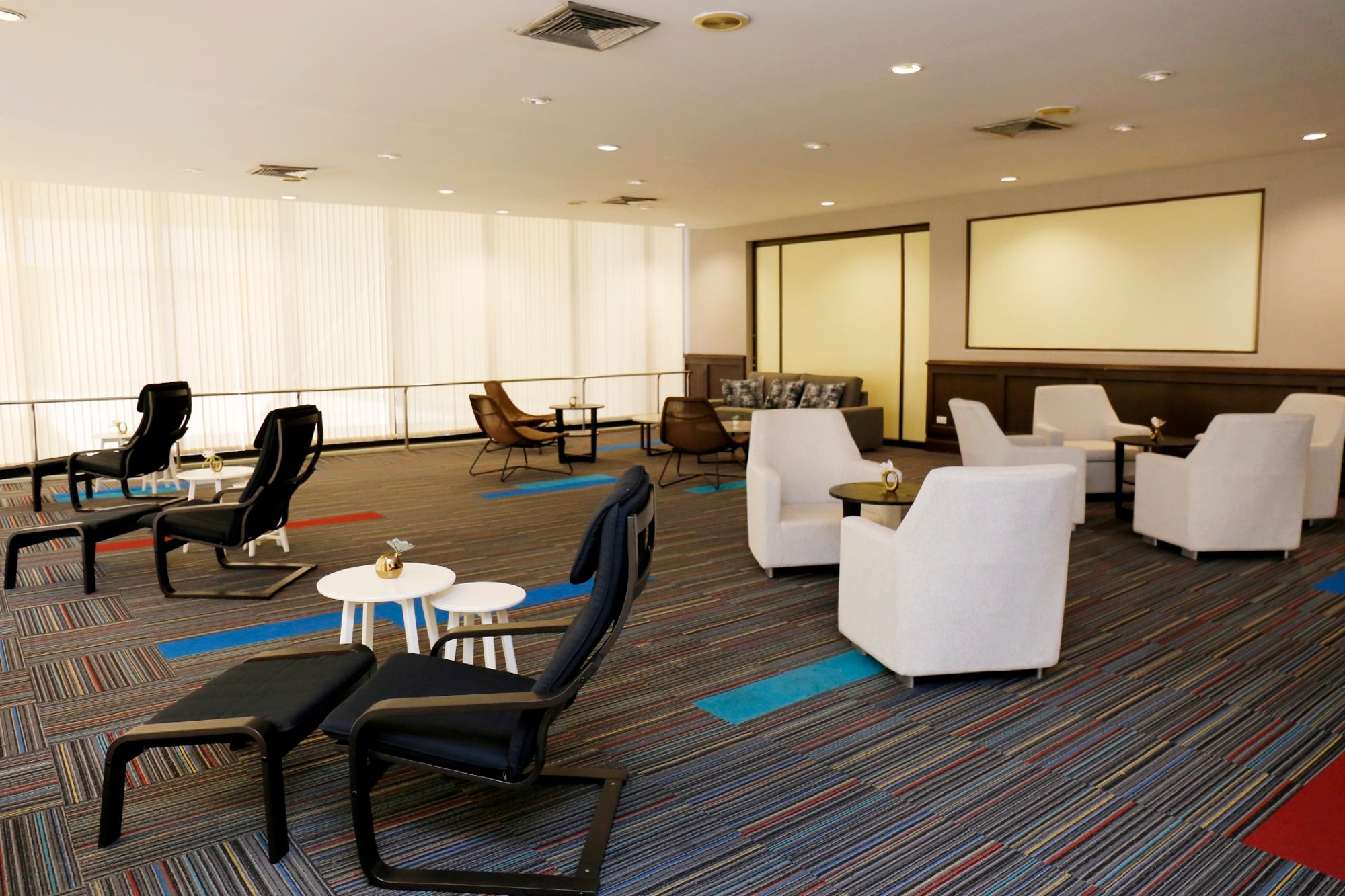 #3 of 5 images of Miracle Lounge No. 1