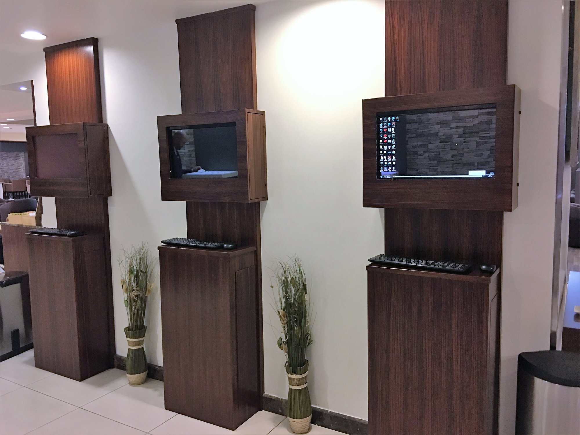 #4 of 5 images of First Class Lounge