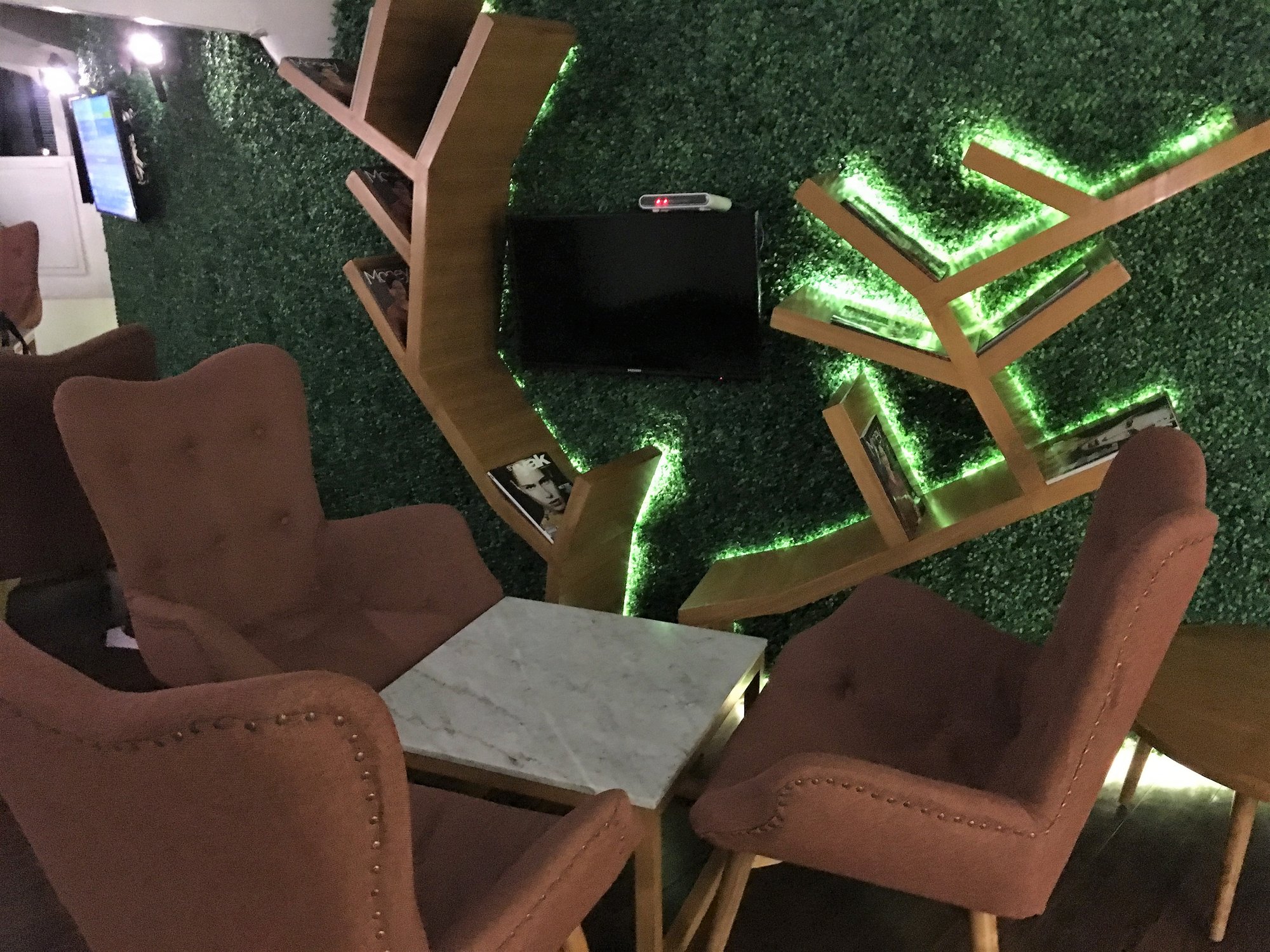 #5 of 5 images of T/G Lounge (Temporarily Closed)