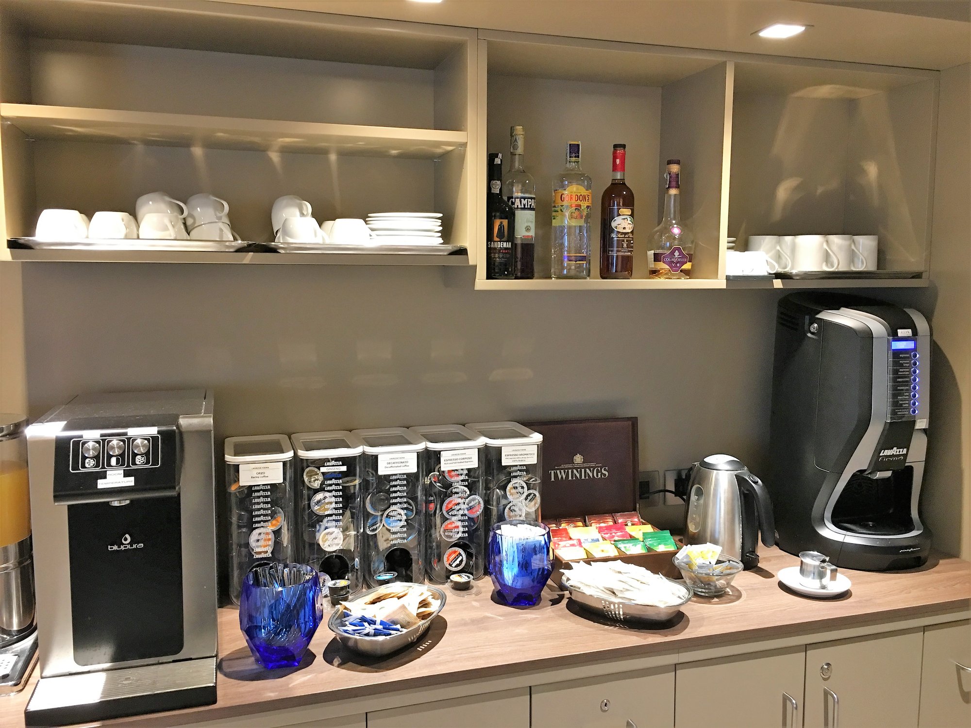 #5 of 5 images of VIP Club Lounge