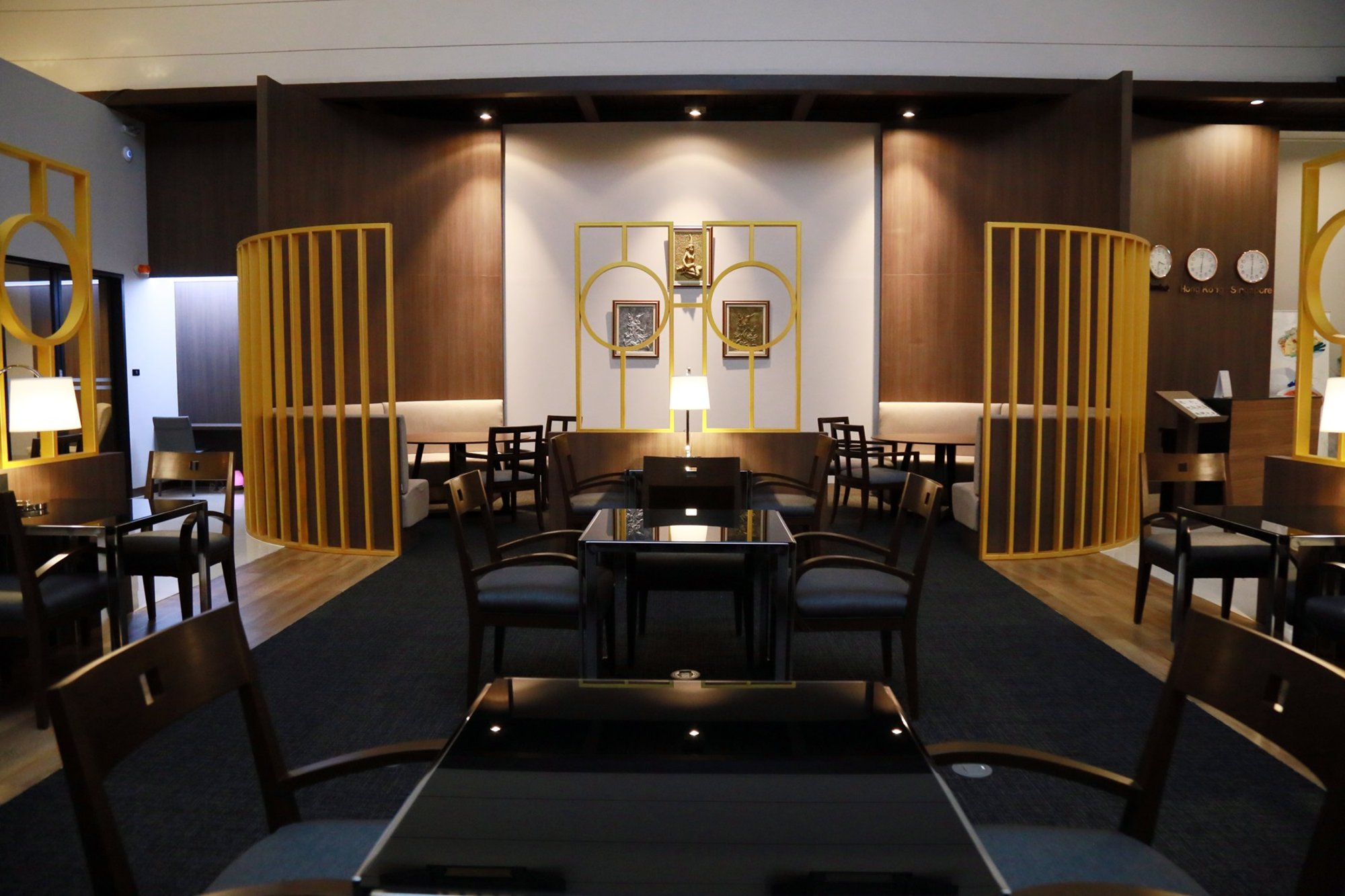 #5 of 5 images of Miracle Lounge No. 2