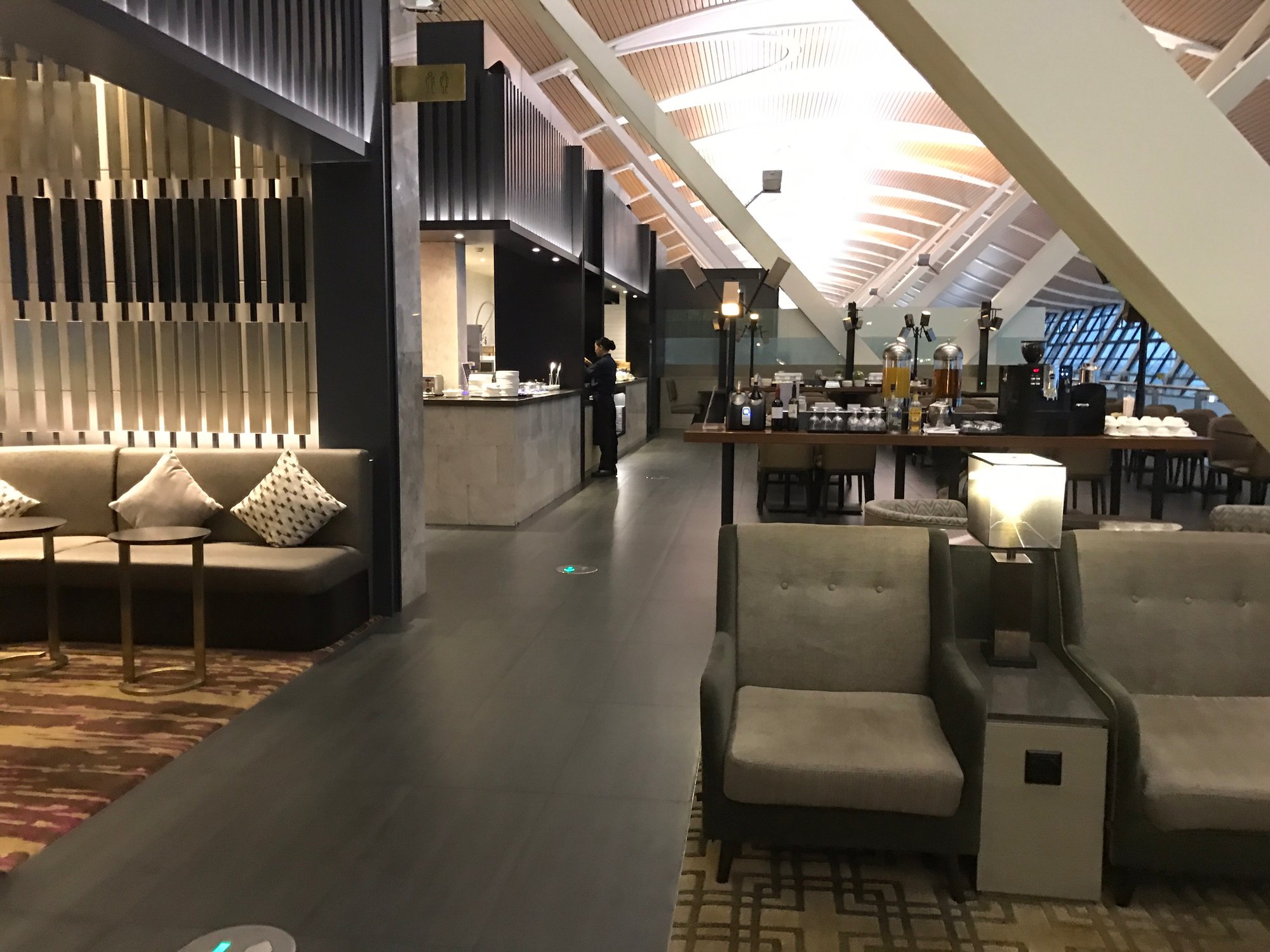 #2 of 5 images of No. 77 China Eastern Lounge