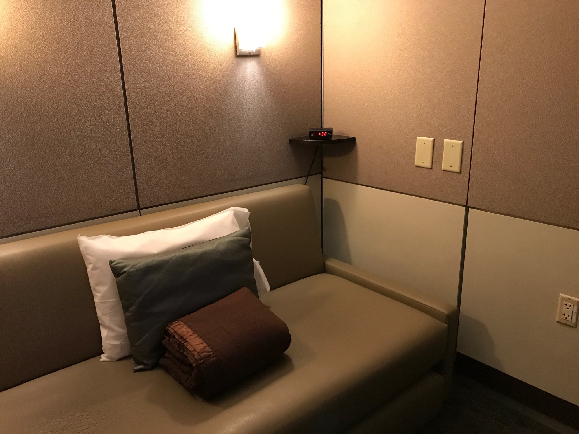 #2 of 5 images of Minute Suites (Gate B16)