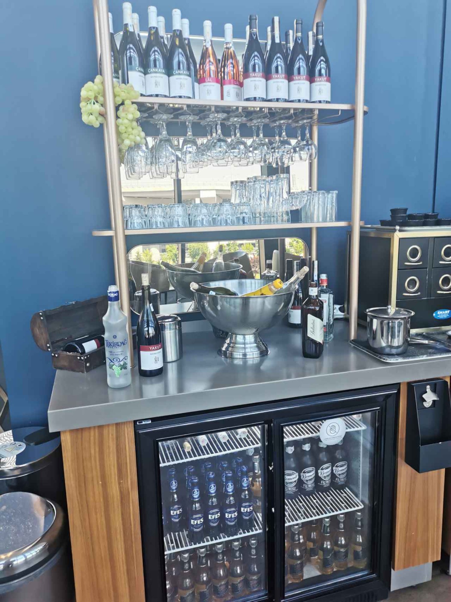 #3 of 5 images of IGA Lounge