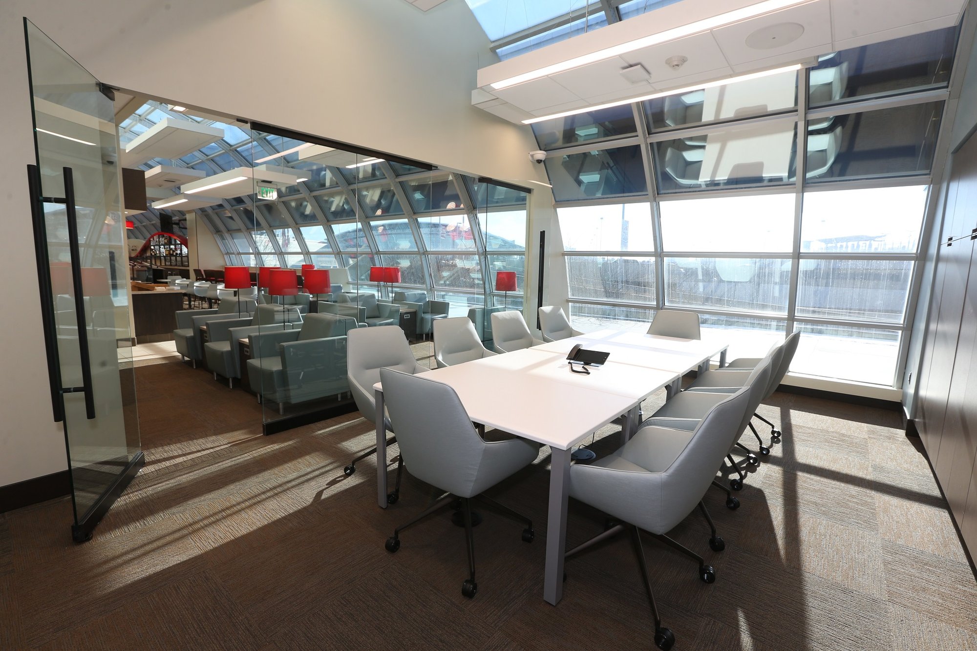 #2 of 5 images of Wingtips Lounge