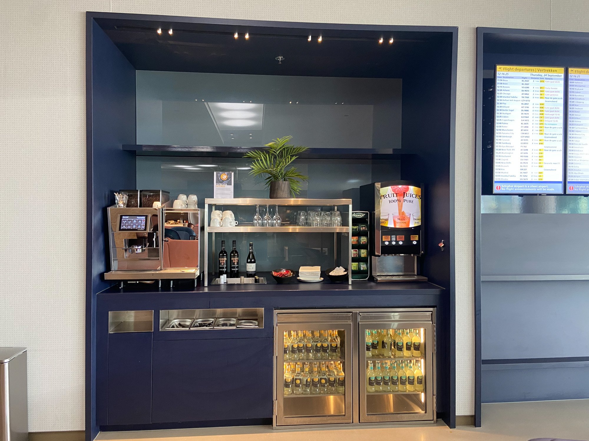 #2 of 5 images of Aspire Lounge (26) (Schengen)