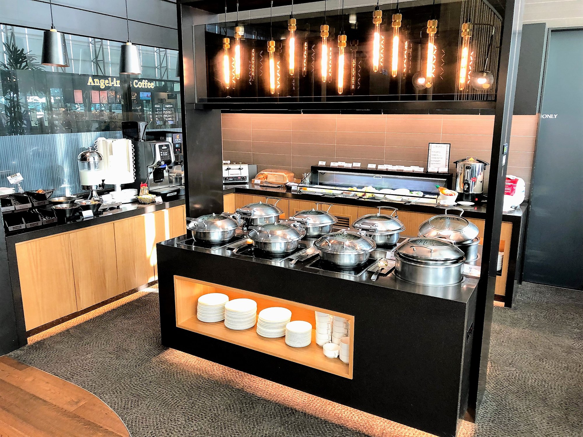 #3 of 5 images of Sky Hub Lounge