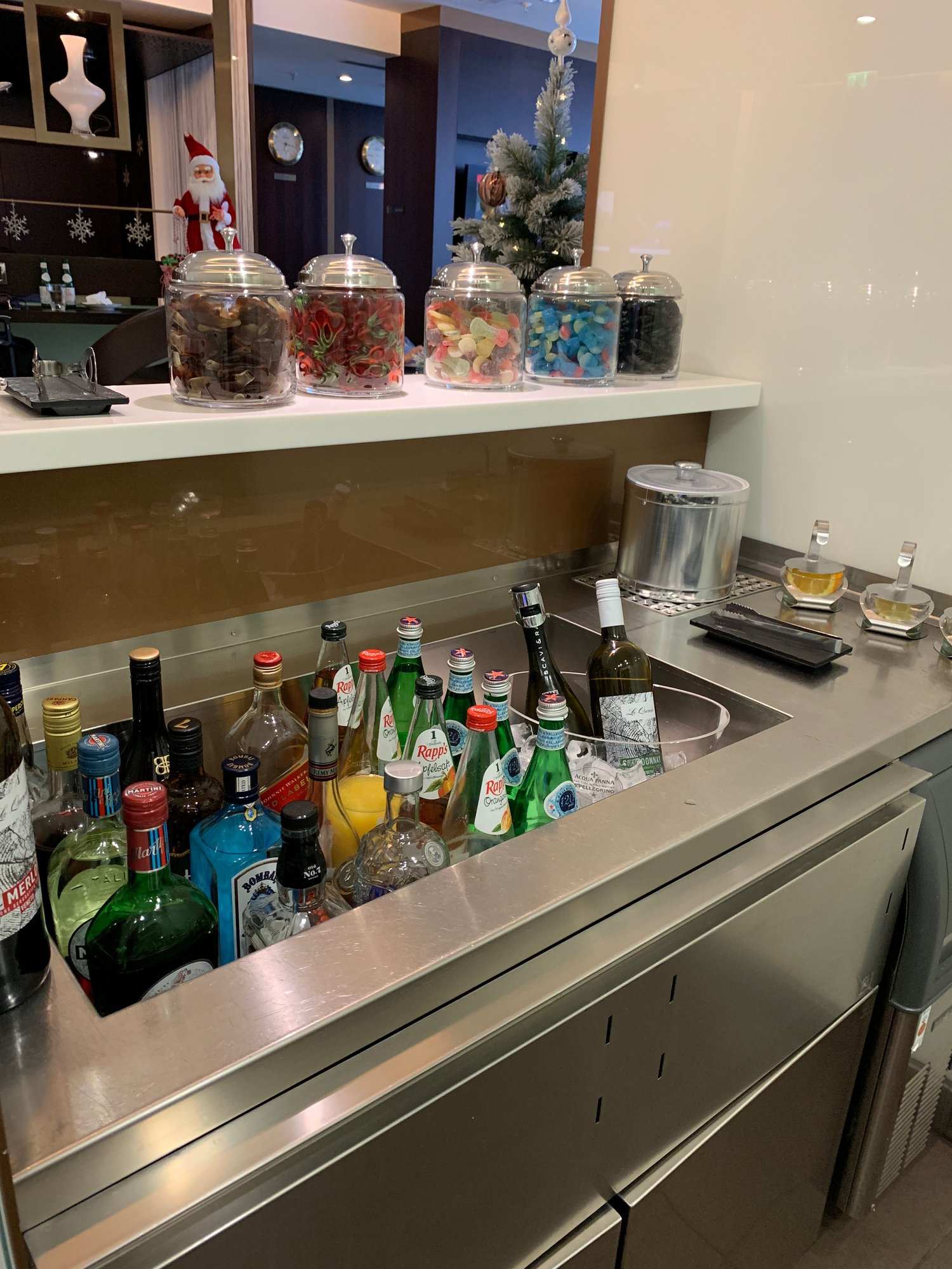 #4 of 5 images of Priority Lounge