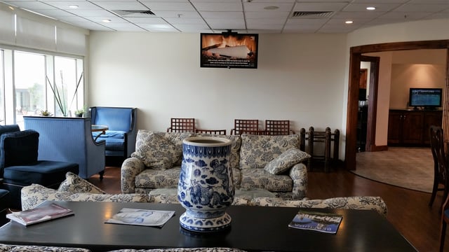 Lounge thumbnail 2