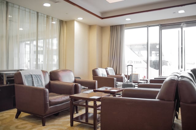 Lounge thumbnail 1